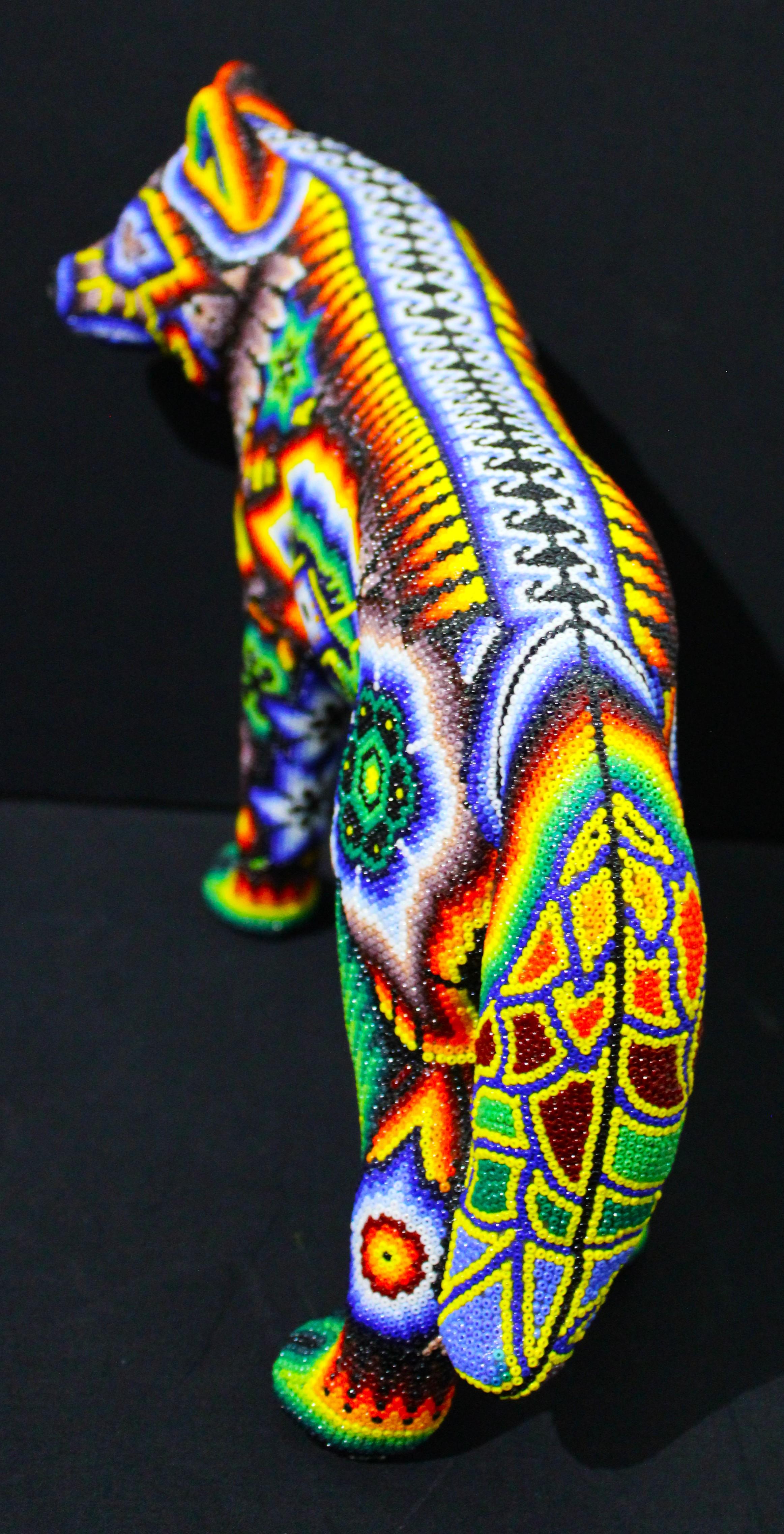 Mexikanische Huichol Perlen-Kunstskulptur „ Wolf“ aus Huichol im Angebot 1
