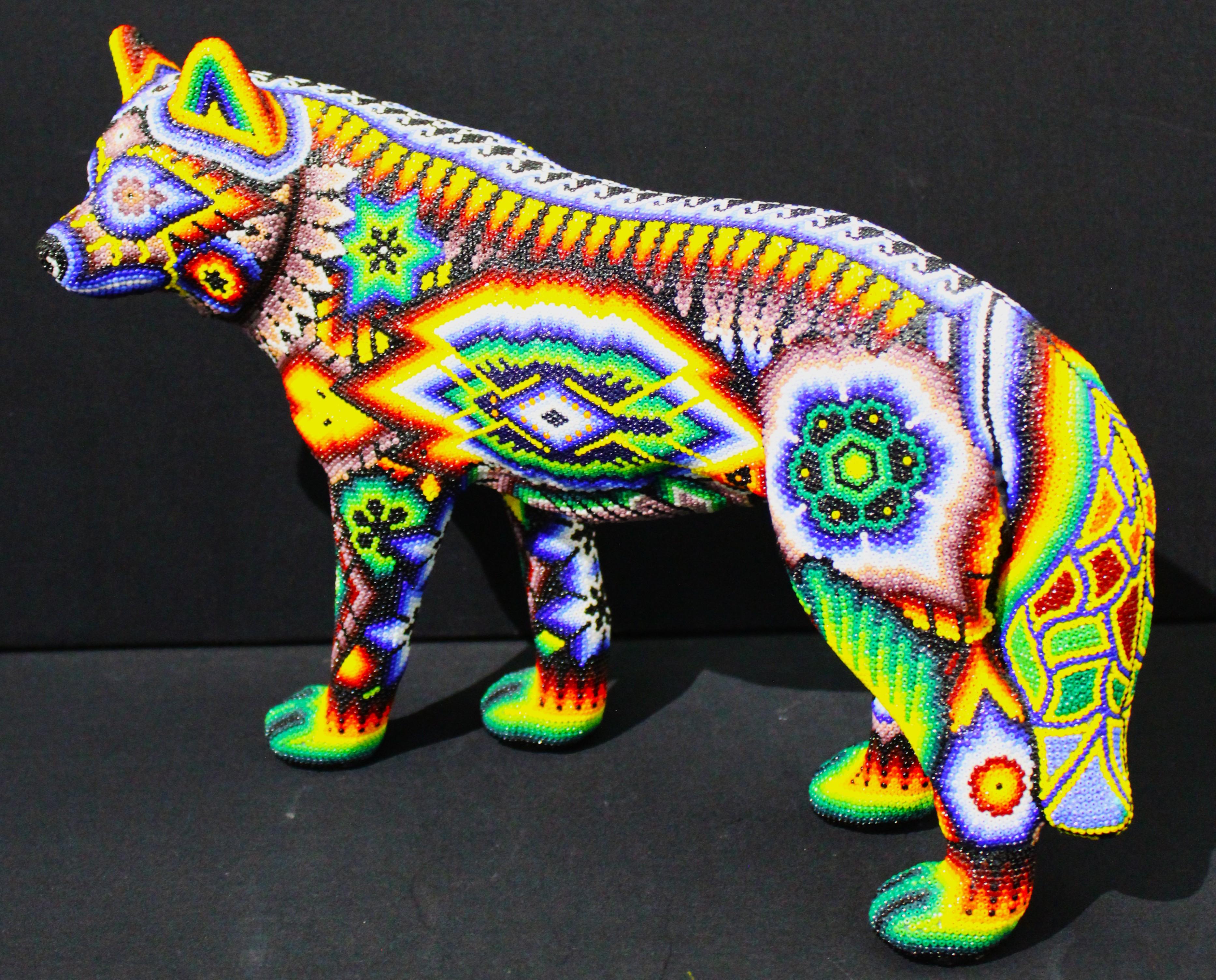 Mexikanische Huichol Perlen-Kunstskulptur „ Wolf“ aus Huichol im Angebot 2