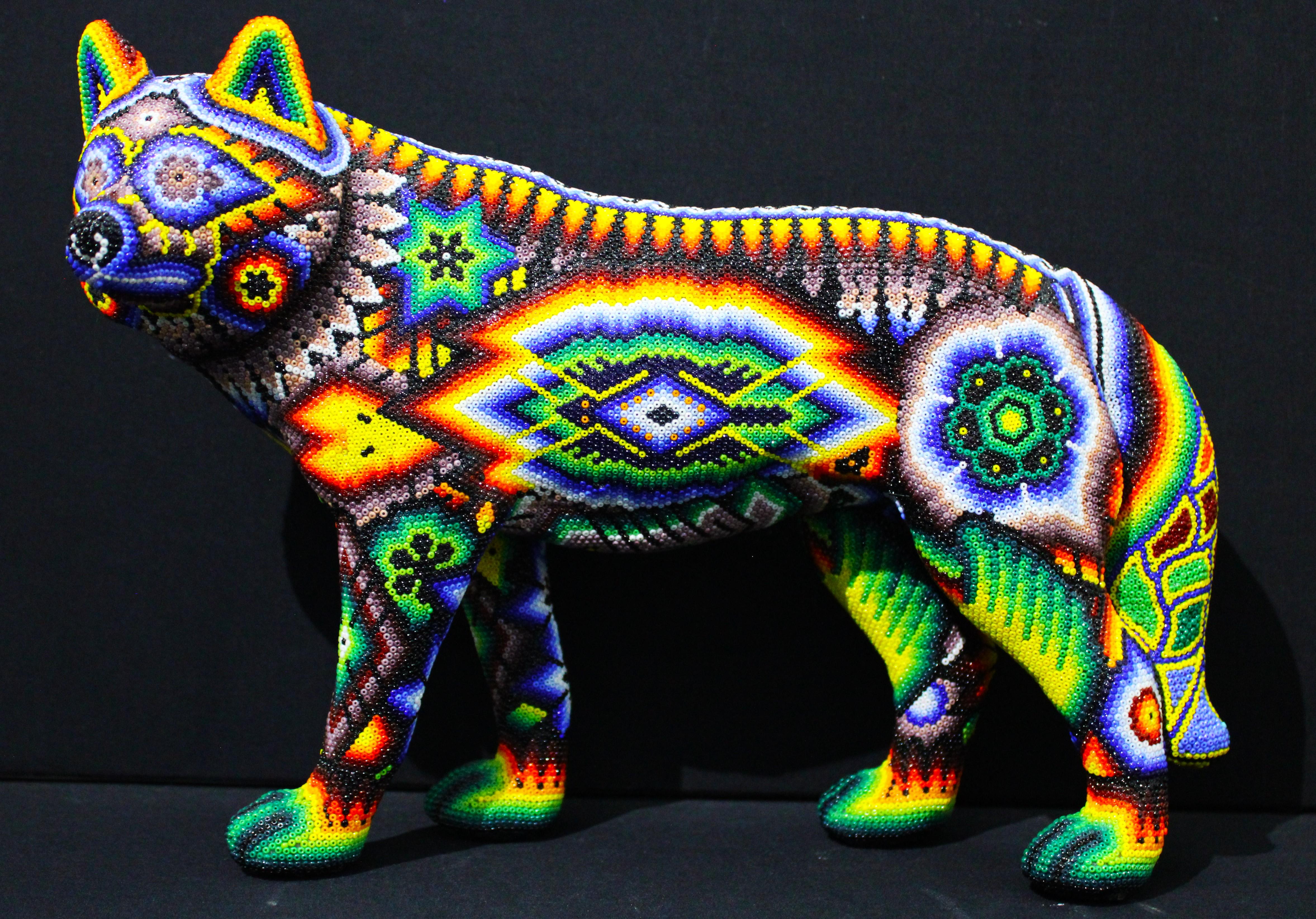 Mexikanische Huichol Perlen-Kunstskulptur „ Wolf“ aus Huichol im Angebot 3