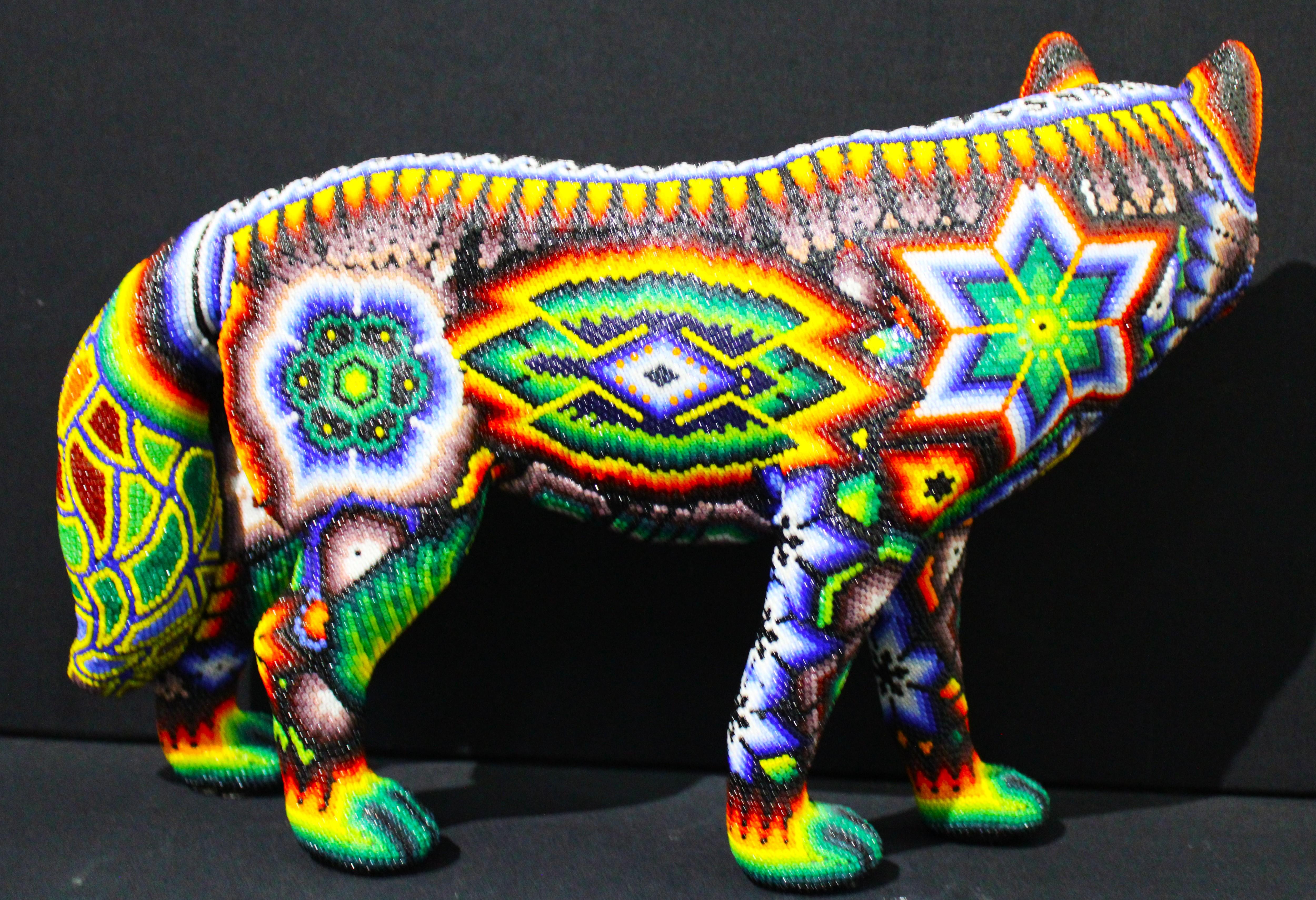 Mexikanische Huichol Perlen-Kunstskulptur „ Wolf“ aus Huichol im Angebot 4