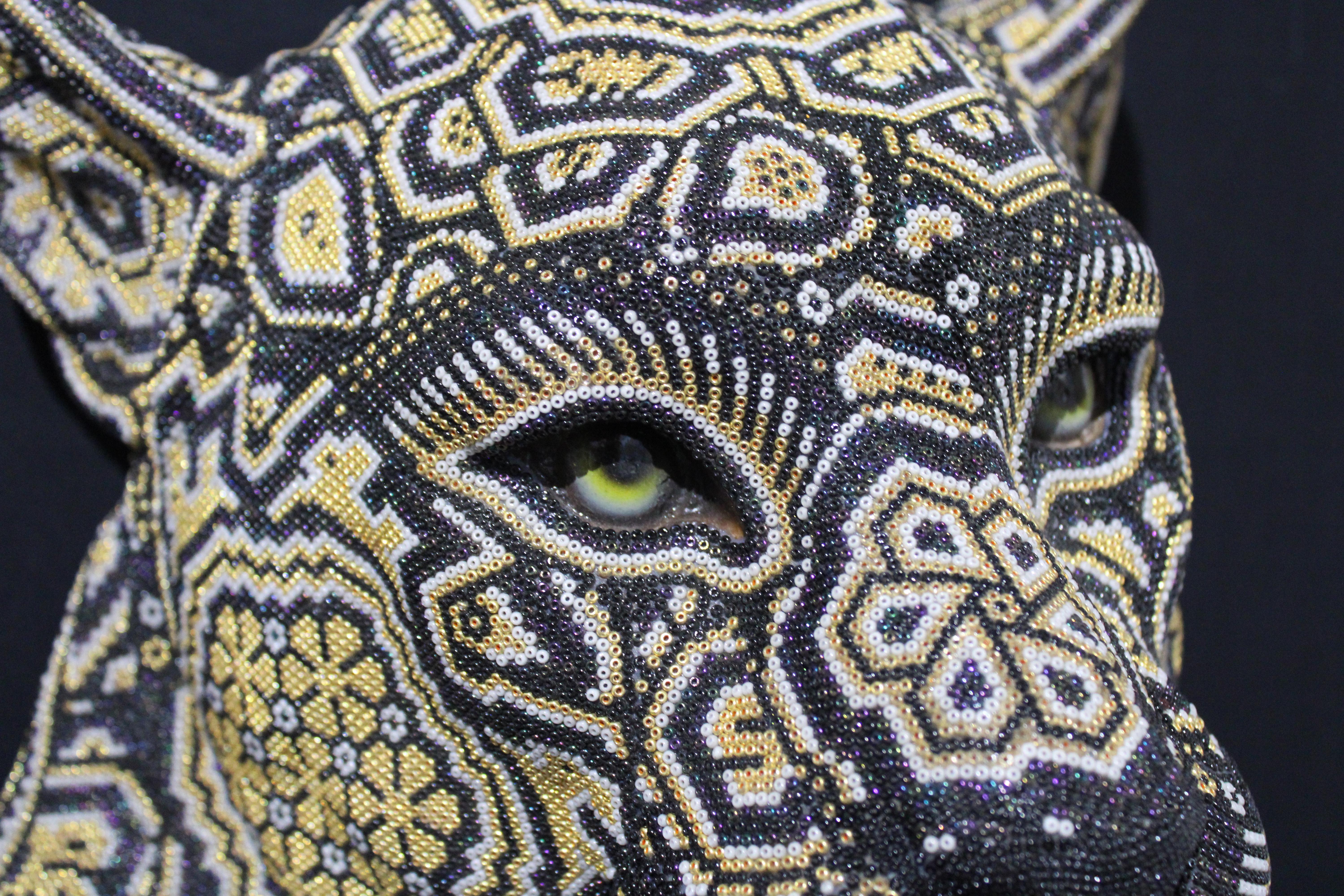 Animal Rinoceronte . . una escultura de estilo HUICHOL más tradicional. ¡¡¡Queda genial en cualquier habitación!!!

ARTE DE ALTERACIÓN . . es un proceso de colaboración entre Rick Wolfryd, artista plástico y marchante de arte con más de 40 años de