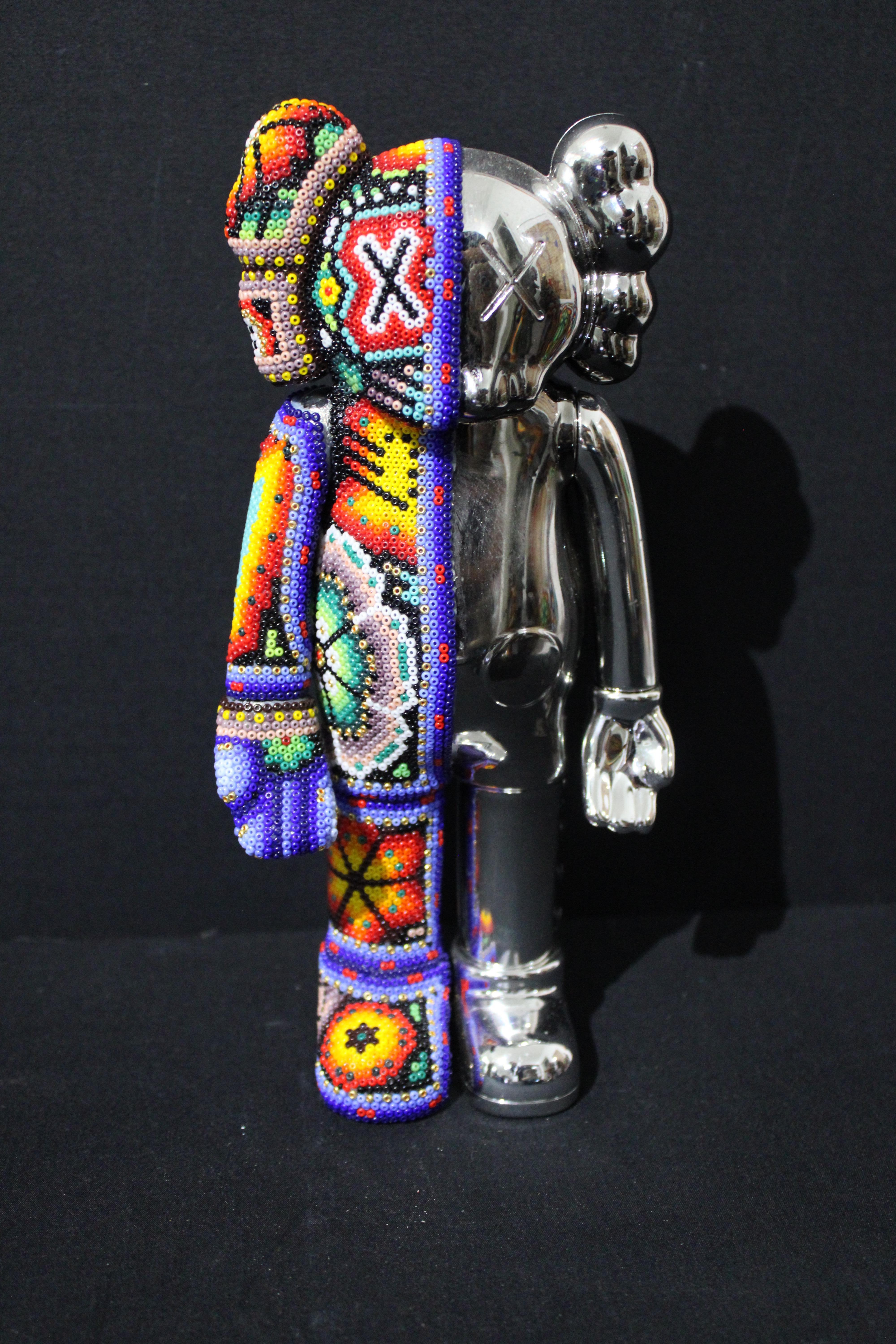 Enceinte Bluetooth Huichol mexicaine dans le style de KAWS  Sculpture en perles - Noir Figurative Sculpture par CHROMA aka Rick Wolfryd 
