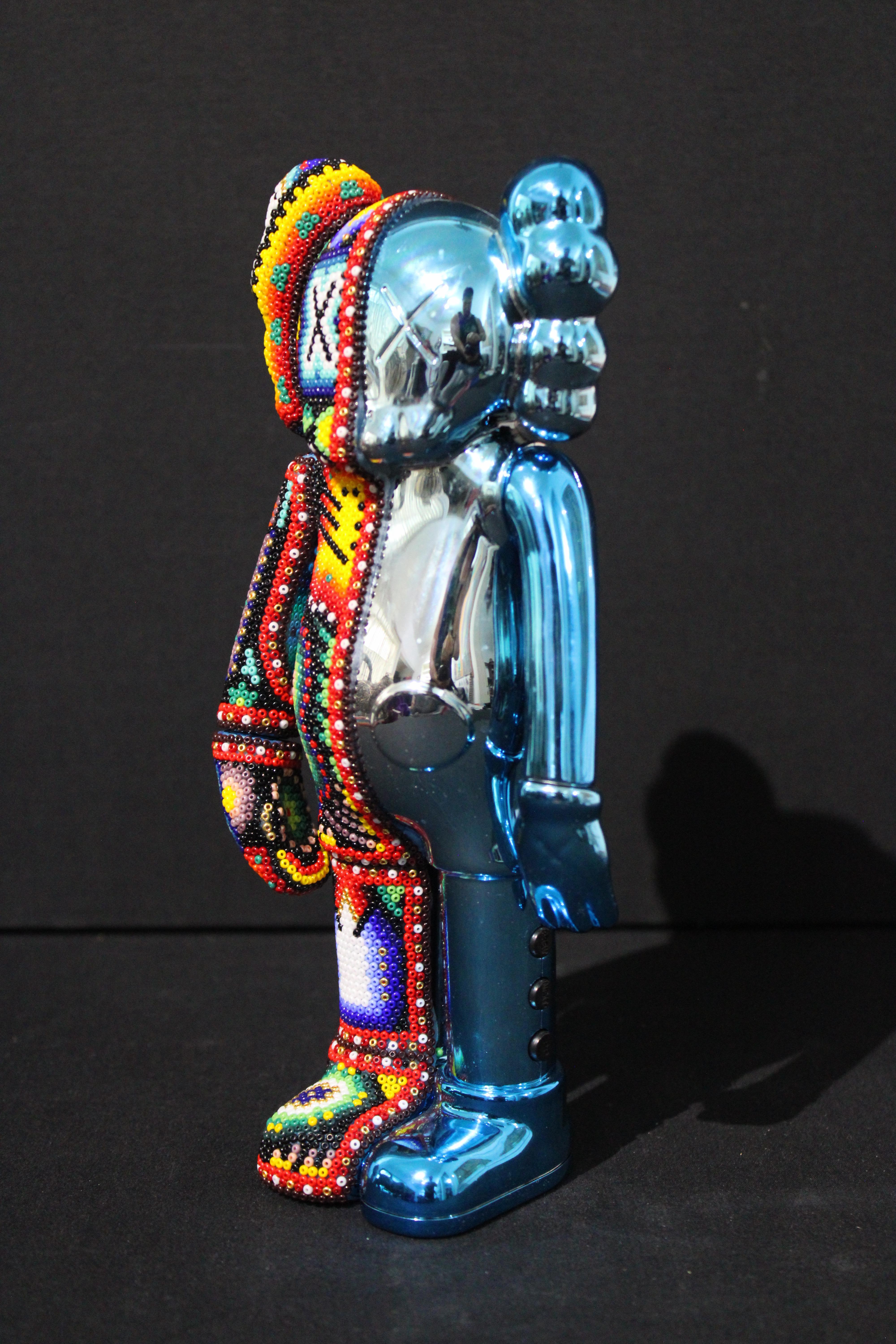 Enceinte Bluetooth Huichol mexicaine dans le style de KAWS  Sculpture en perles - Noir Figurative Sculpture par CHROMA aka Rick Wolfryd 