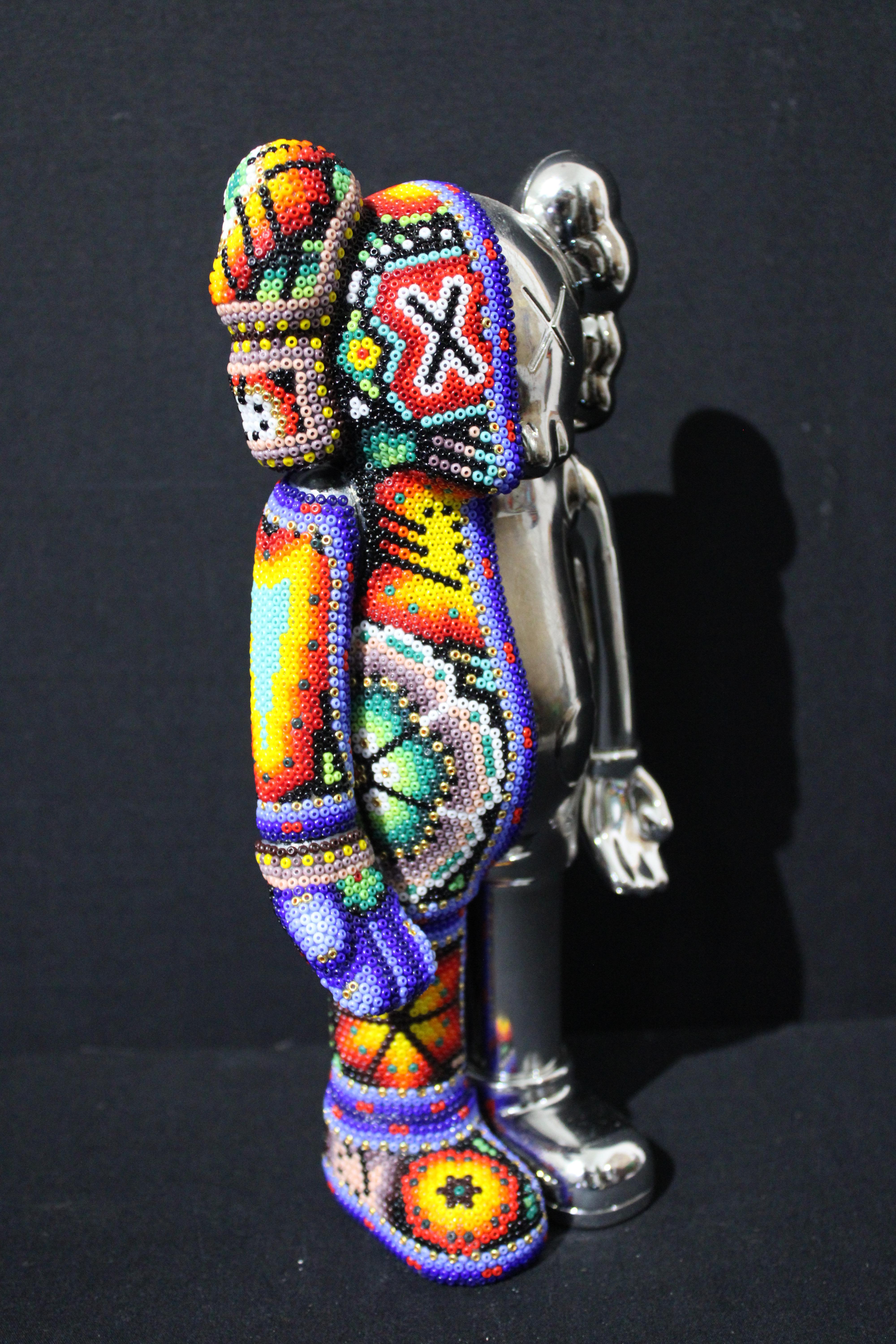 Enceinte Bluetooth Huichol mexicaine dans le style de KAWS  Sculpture en perles en vente 1