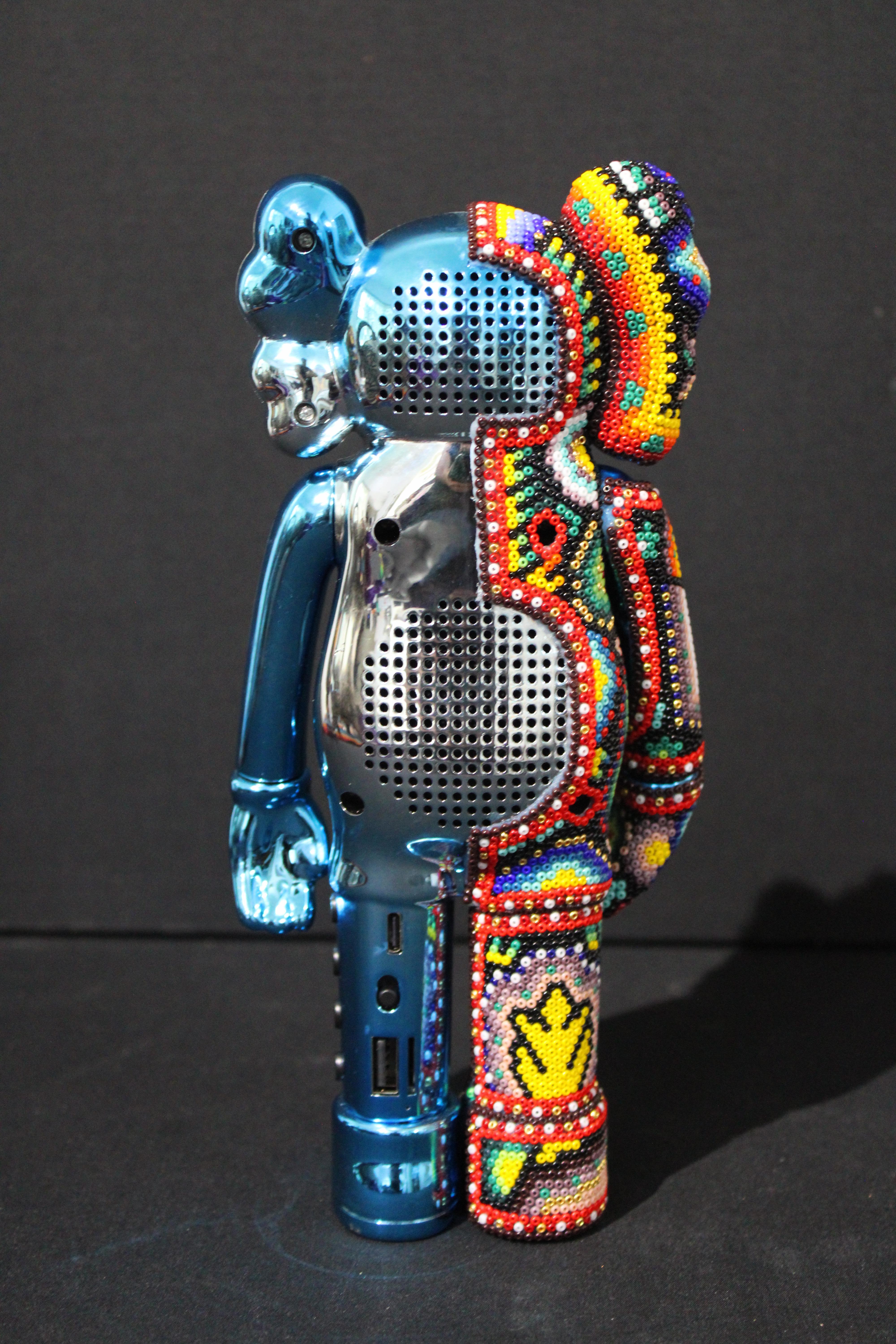 Enceinte Bluetooth Huichol mexicaine dans le style de KAWS  Sculpture en perles en vente 1