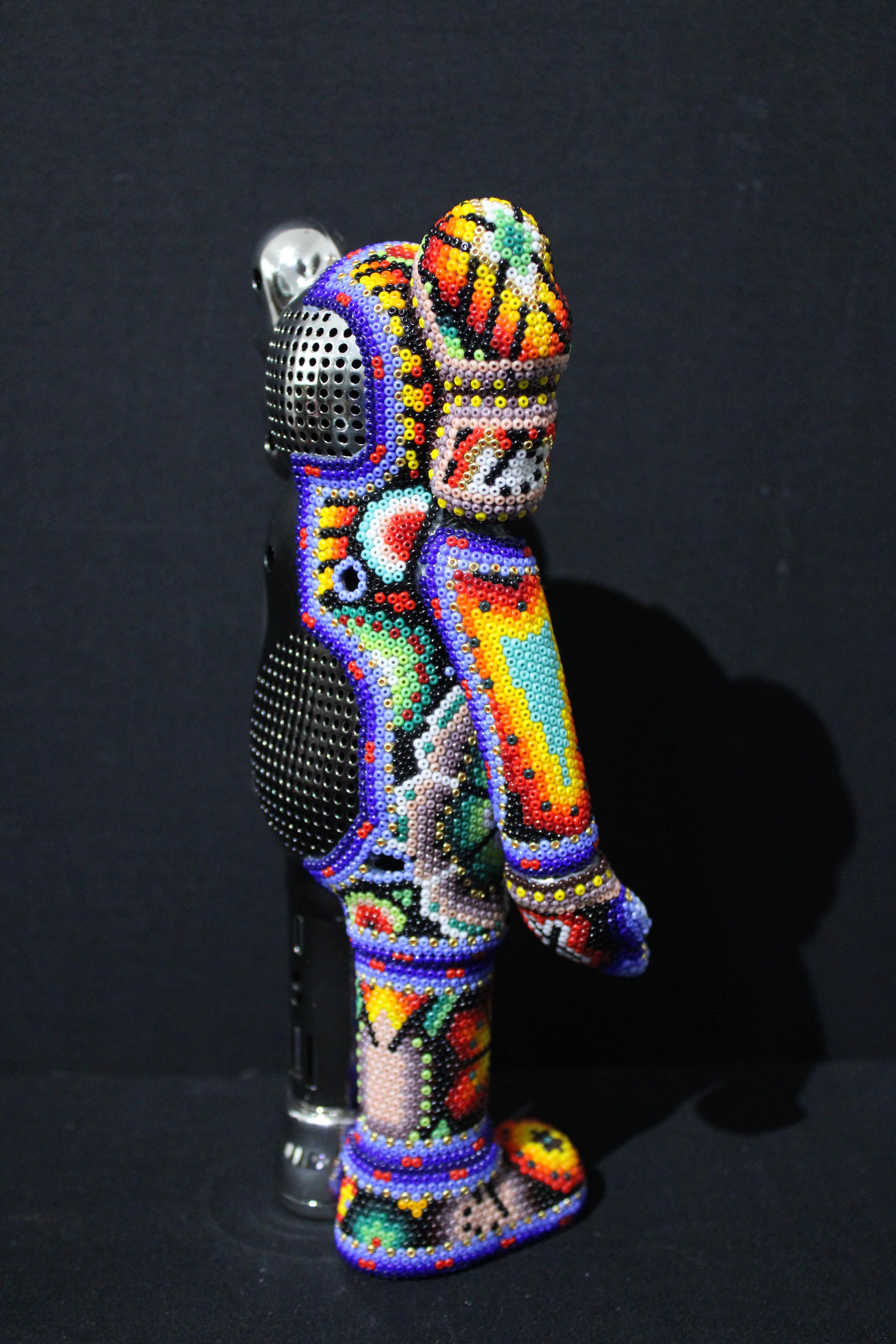 Enceinte Bluetooth Huichol mexicaine dans le style de KAWS  Sculpture en perles en vente 2