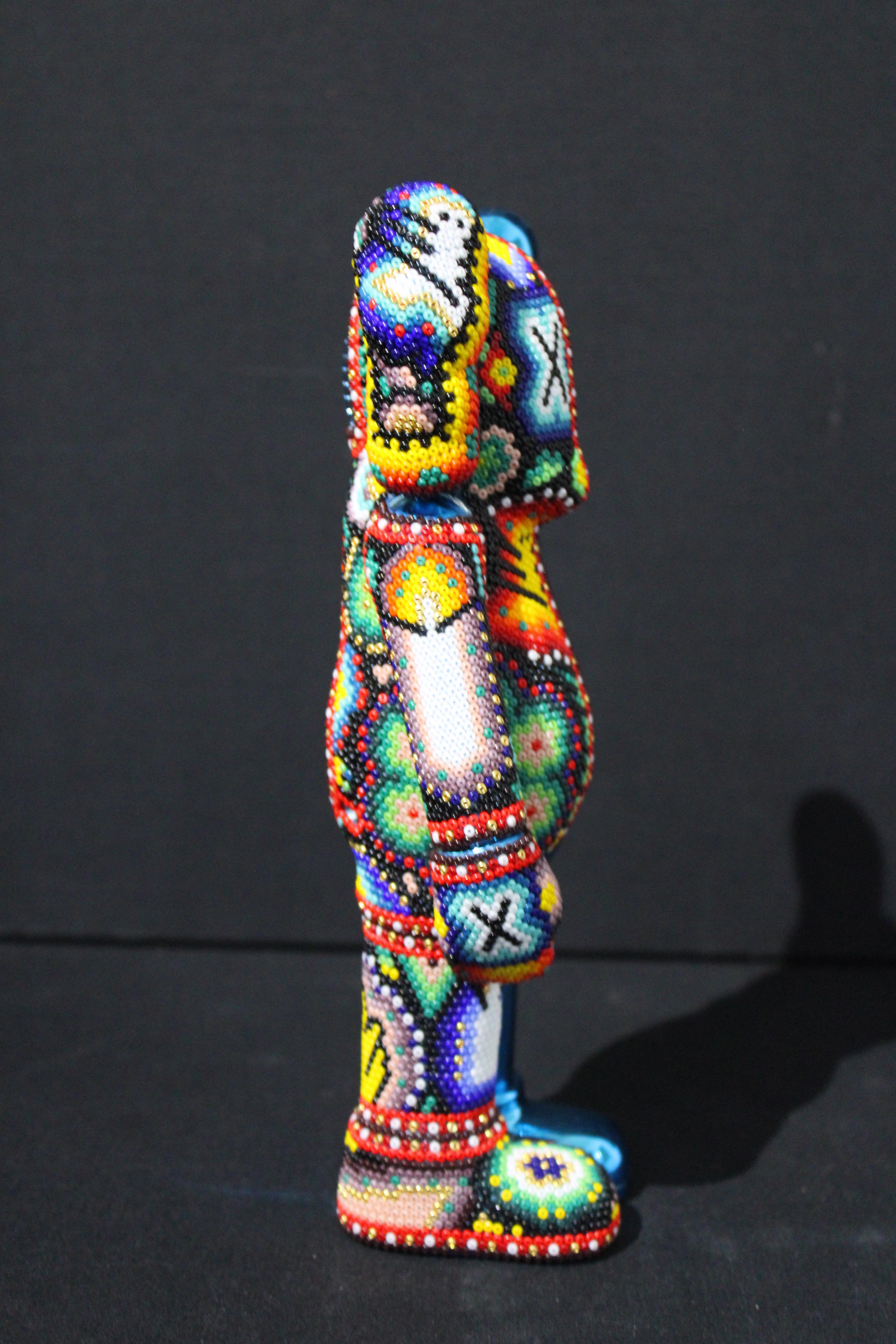 Enceinte Bluetooth Huichol mexicaine dans le style de KAWS  Sculpture en perles en vente 2