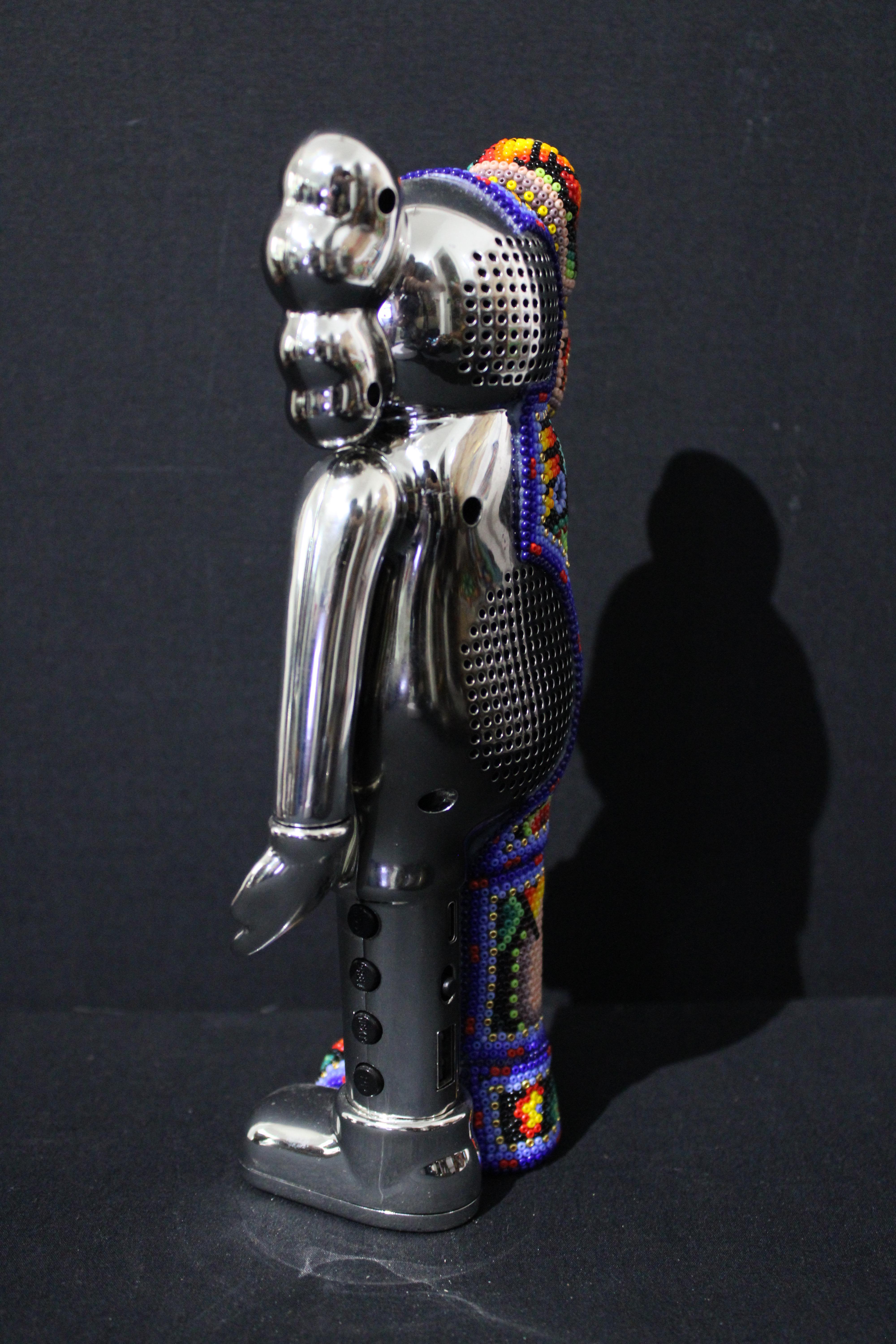 Enceinte Bluetooth Huichol mexicaine dans le style de KAWS  Sculpture en perles en vente 3