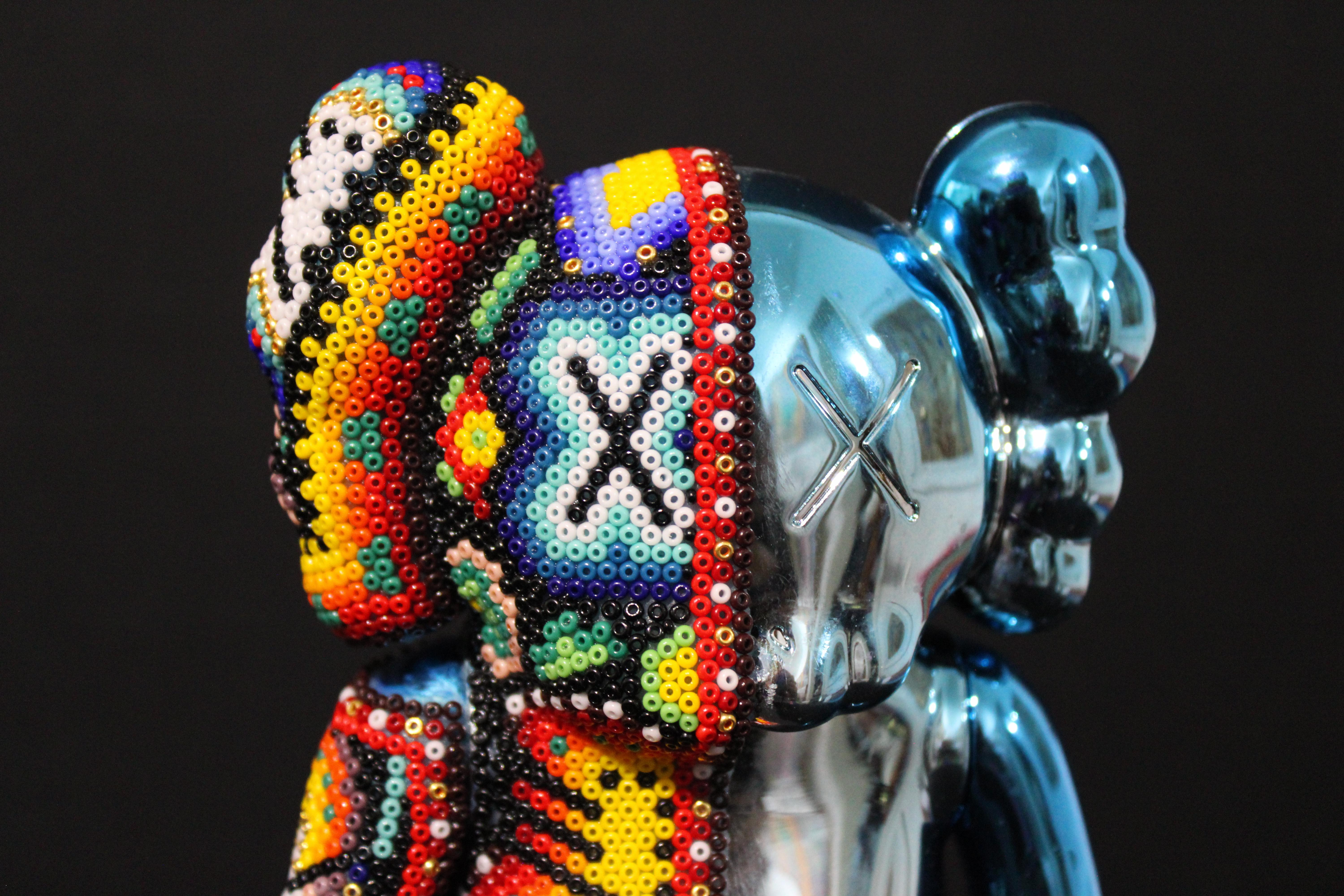 Enceinte Bluetooth Huichol mexicaine dans le style de KAWS  Sculpture en perles en vente 3