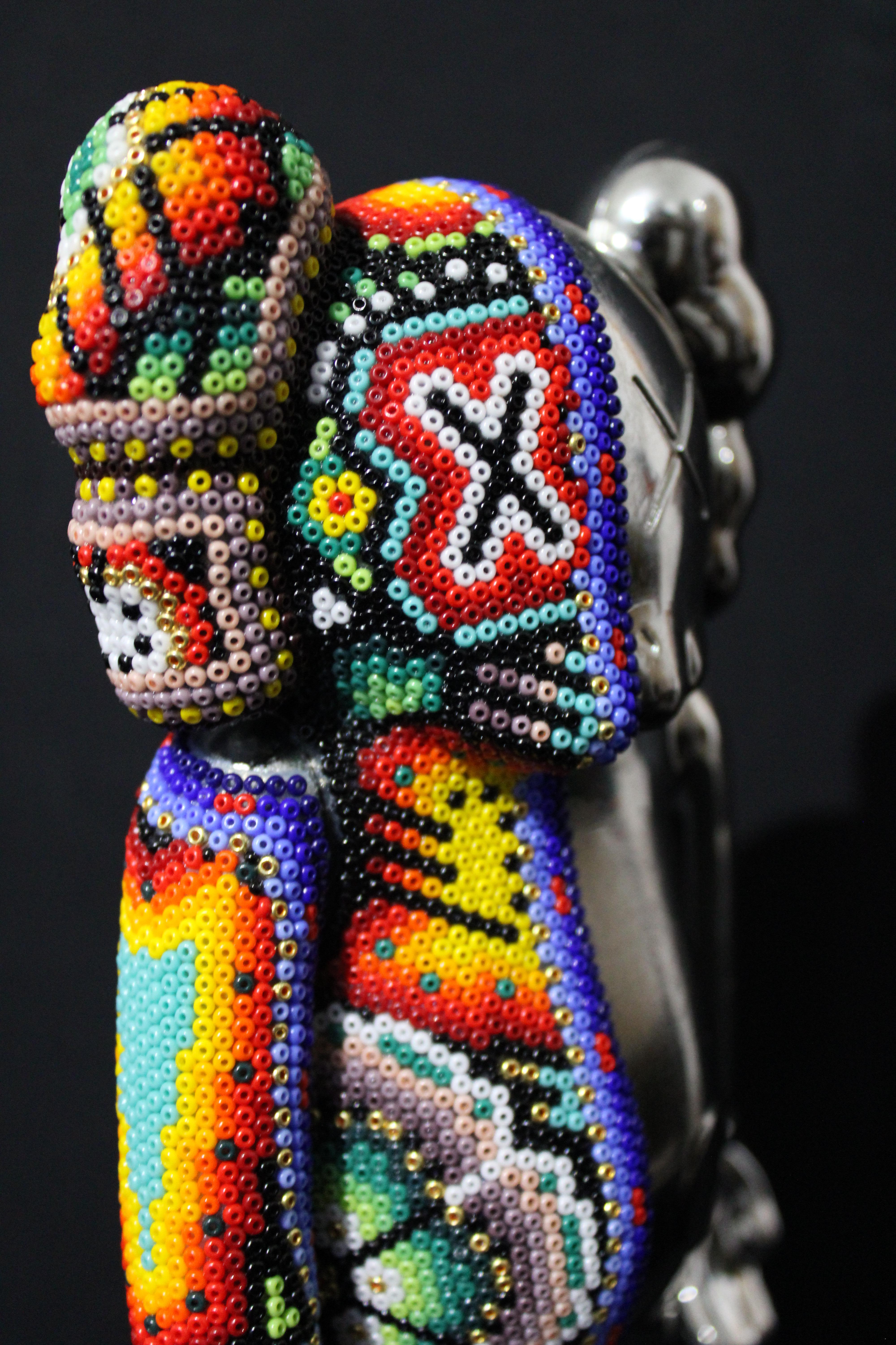 Enceinte Bluetooth Huichol mexicaine dans le style de KAWS  Sculpture en perles en vente 4