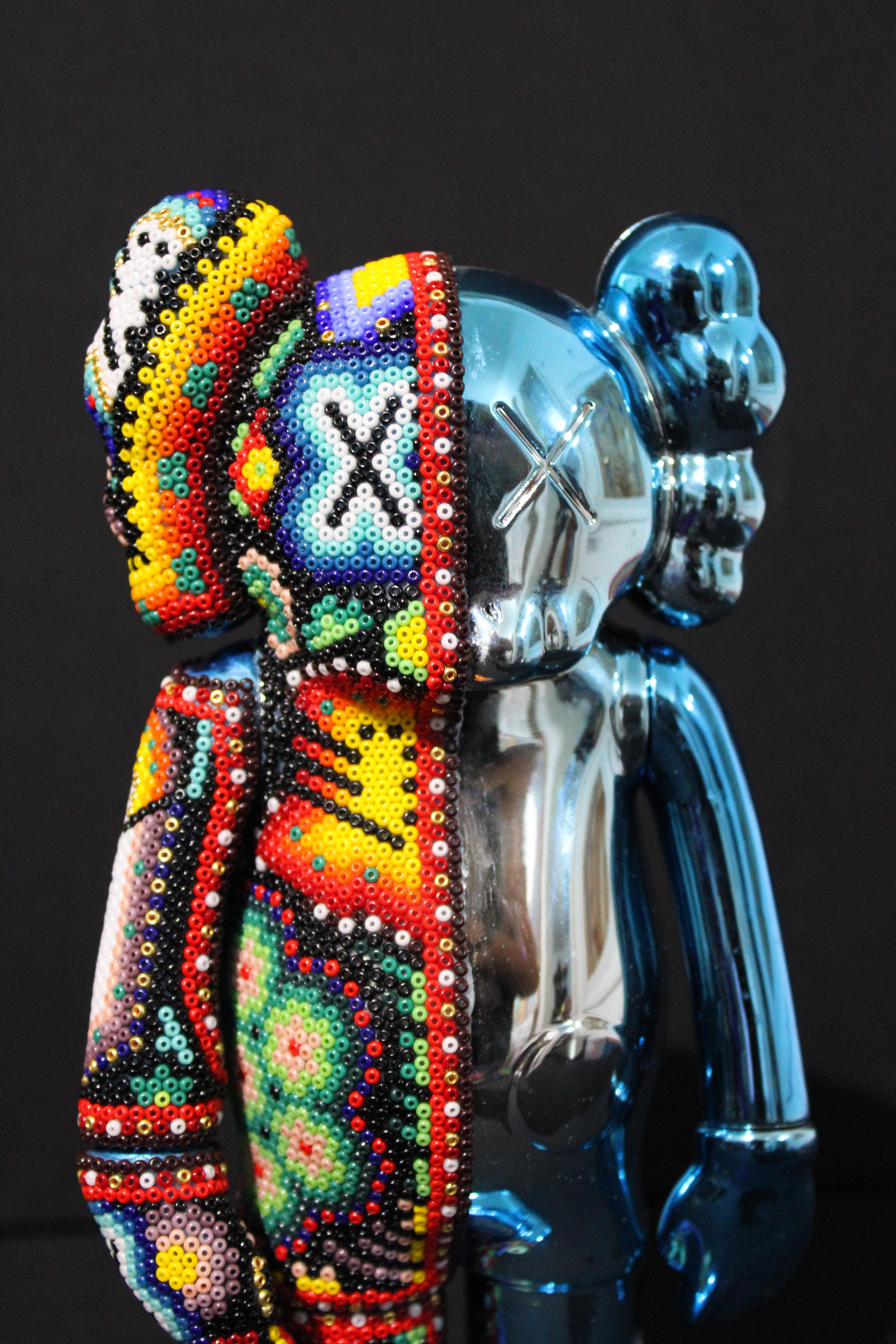 Enceinte Bluetooth Huichol mexicaine dans le style de KAWS  Sculpture en perles en vente 4