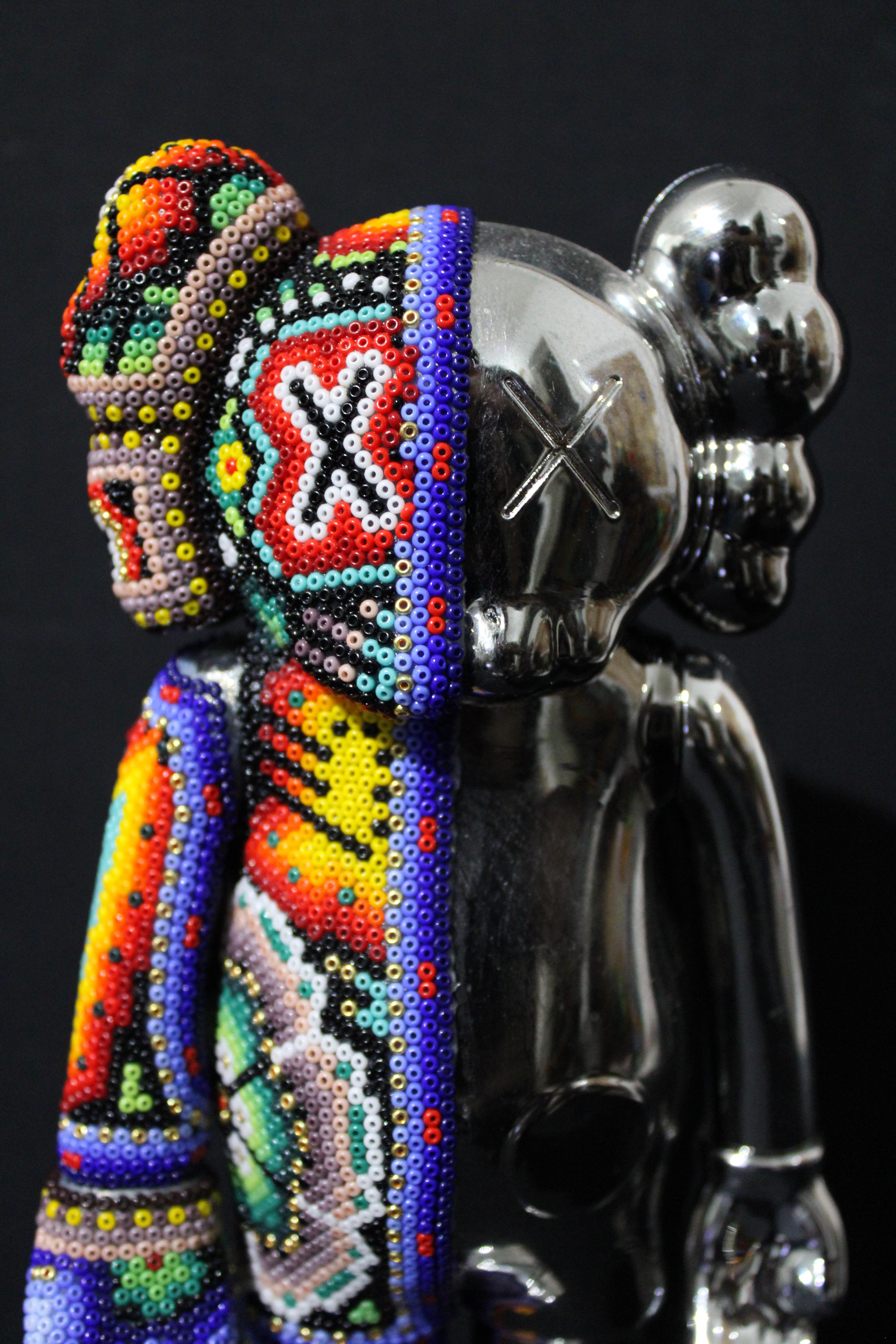 Enceinte Bluetooth Huichol mexicaine dans le style de KAWS  Sculpture en perles en vente 5