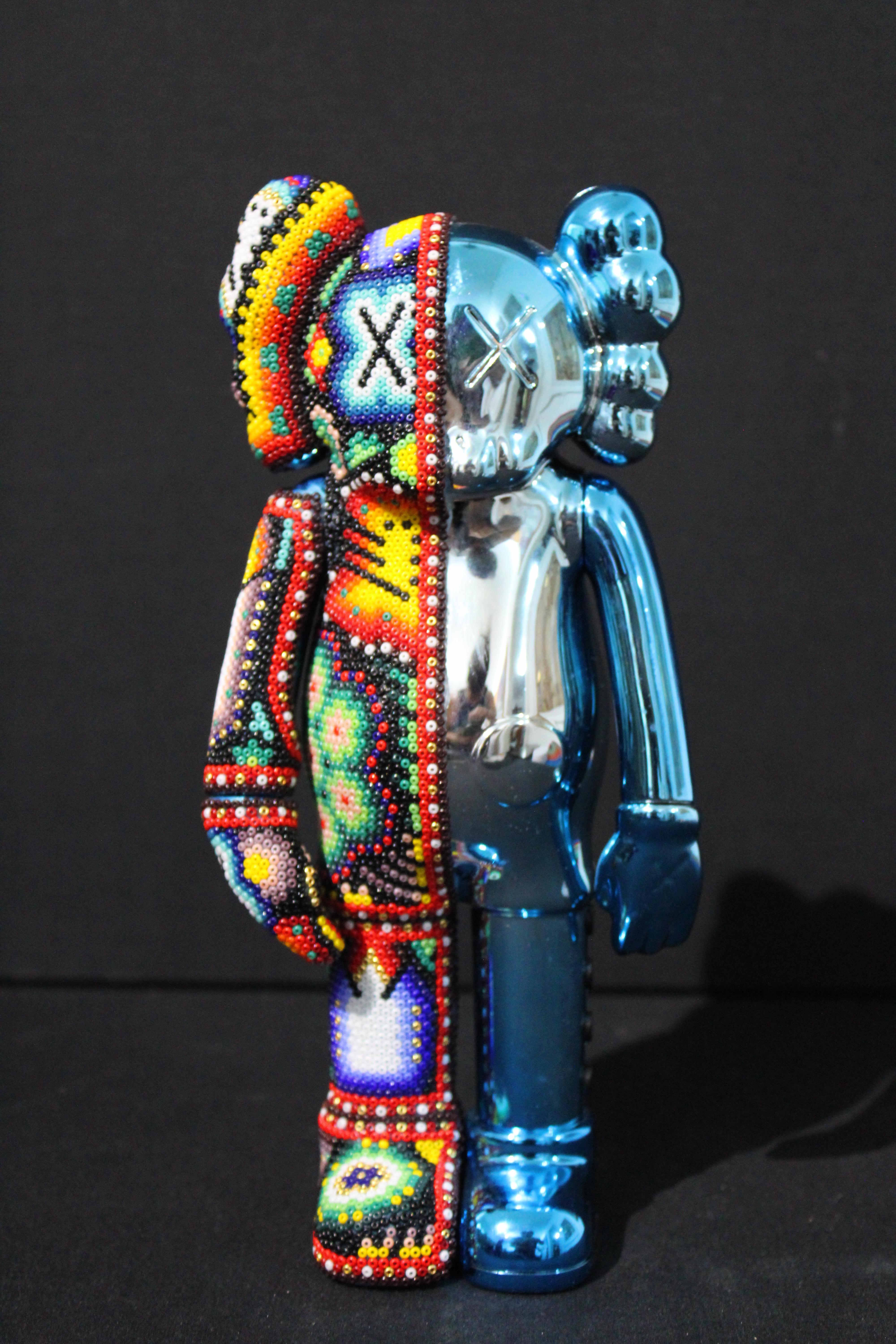 Enceinte Bluetooth Huichol mexicaine dans le style de KAWS  Sculpture en perles en vente 5