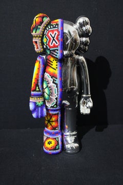 Enceinte Bluetooth Huichol mexicaine dans le style de KAWS  Sculpture en perles