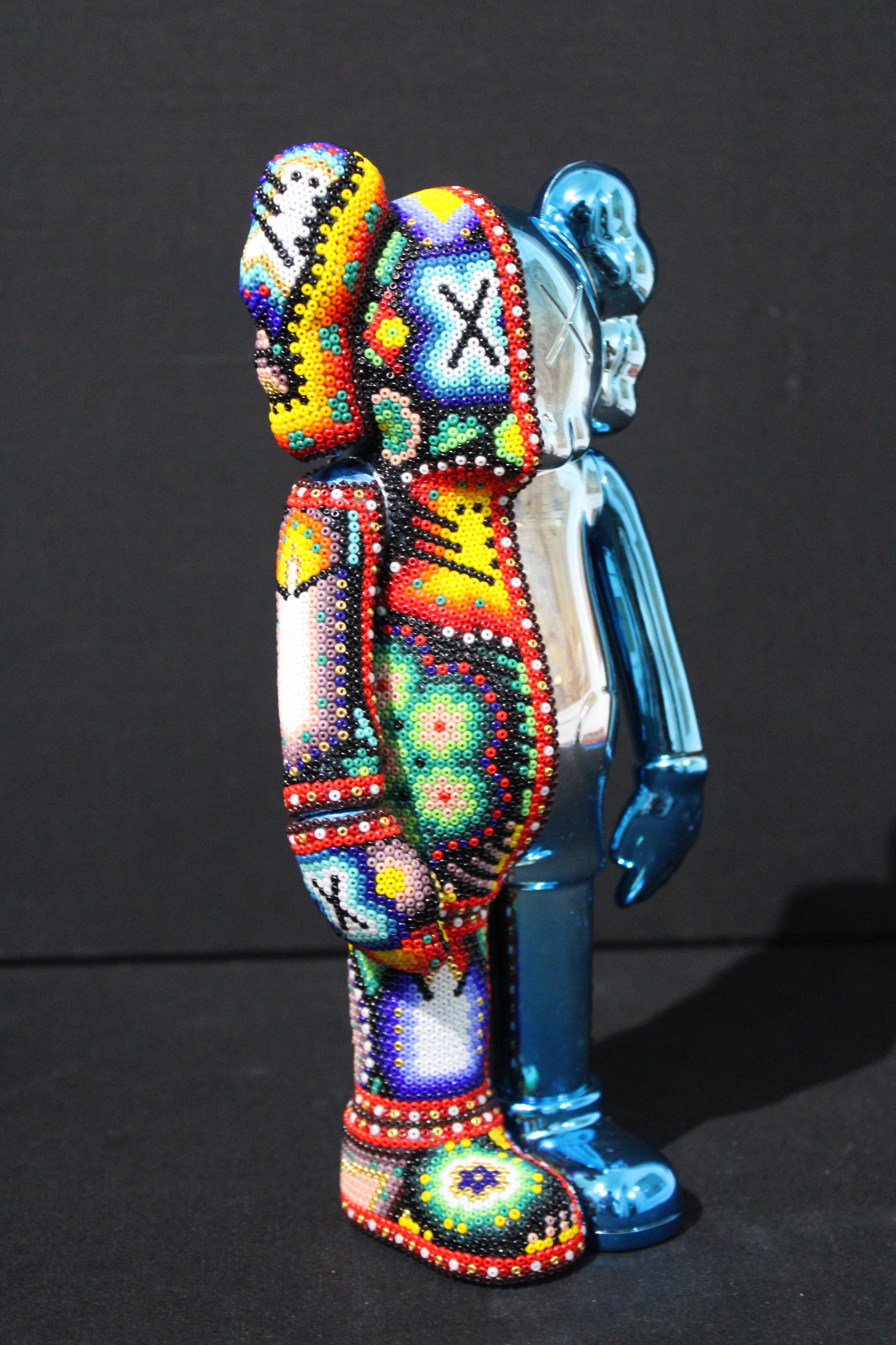 Figurative Sculpture CHROMA aka Rick Wolfryd  - Enceinte Bluetooth Huichol mexicaine dans le style de KAWS  Sculpture en perles