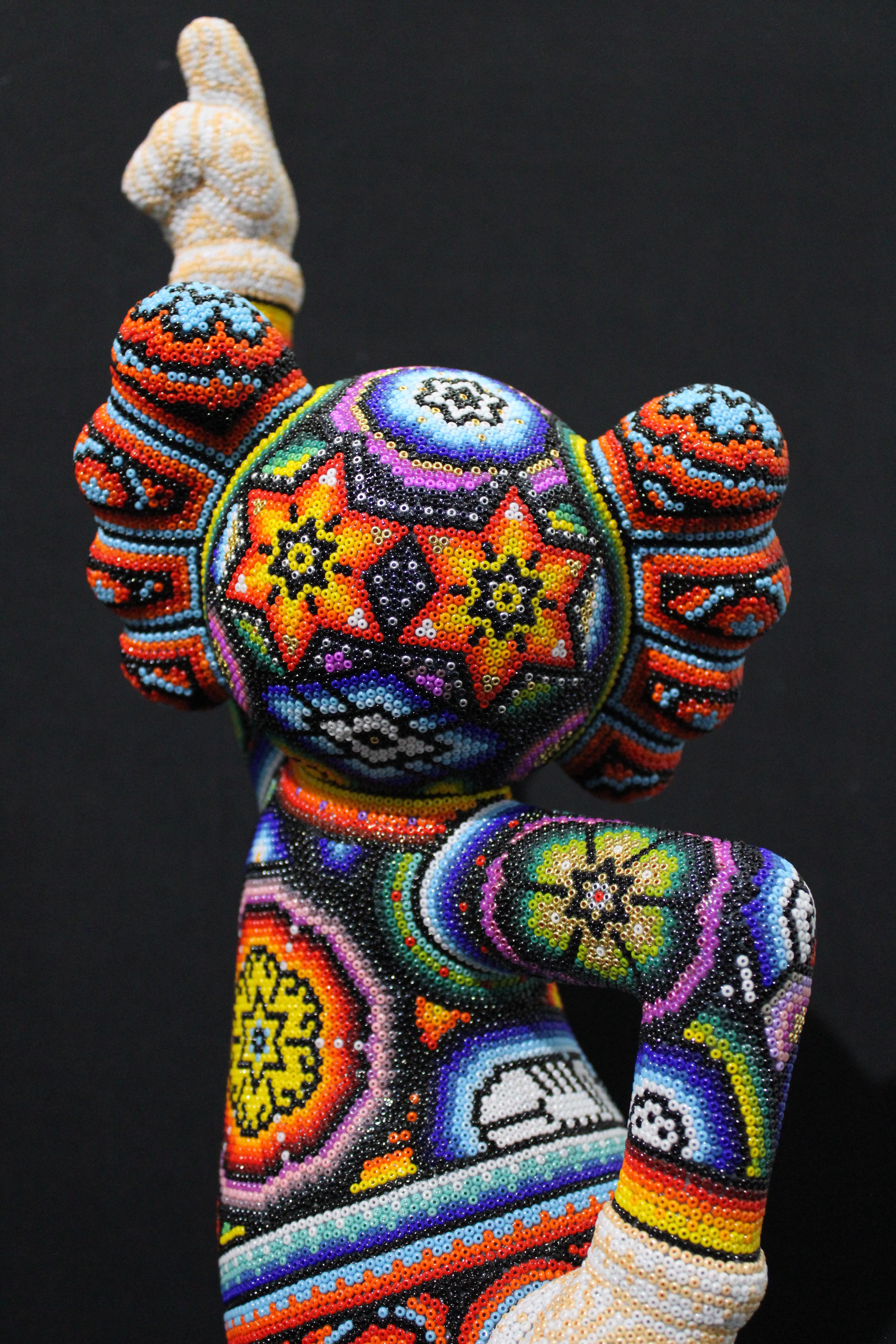 Huichol mexicain Saturday Night Fever de la série Huichol - Noir Abstract Sculpture par CHROMA aka Rick Wolfryd 