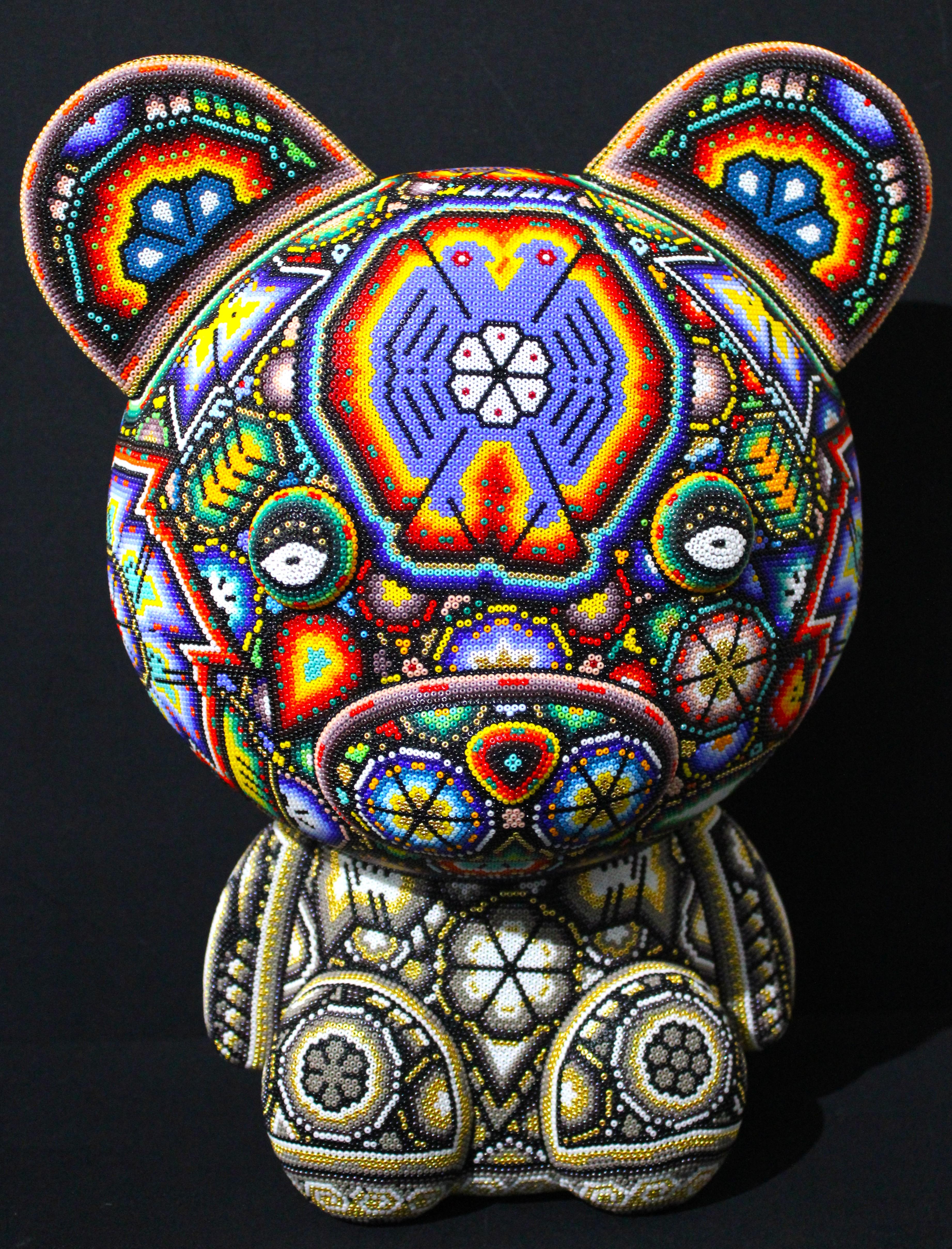ALTERATION ART . est une Collaboration entre Rick Wolfryd, artiste et marchand d'art avec plus de 40 ans d'expérience, et divers artistes Huichol mexicains et studios d'art Huichol mexicain vers lesquels Rick a été attiré, après plus de 10 ans de