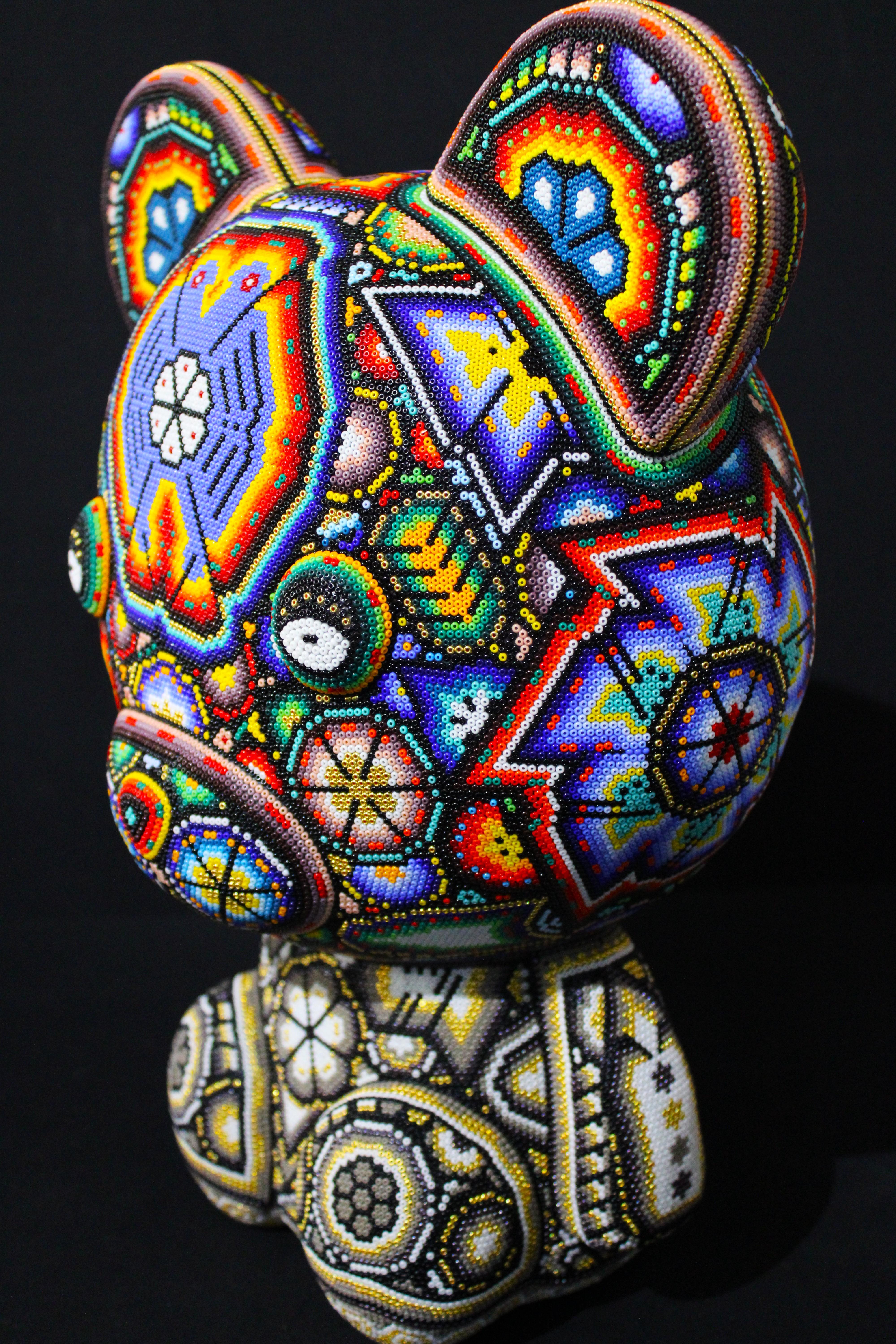 Escultura Huichol Mexicana "Oso Cuidador"  de la Serie ALTERACIONES Huicholes