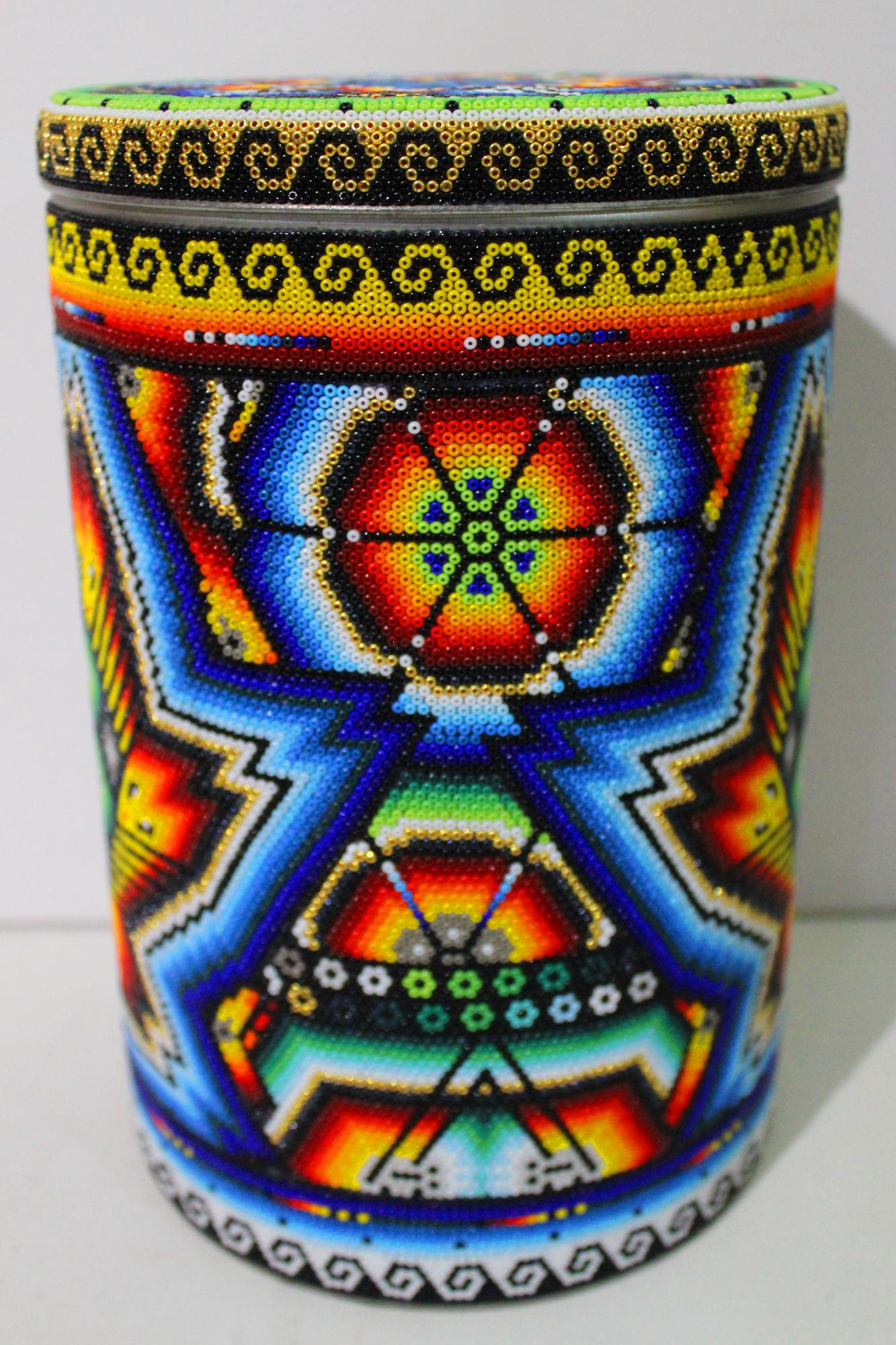 « One Can Two Can 1 » de la série Huichol ALTERATION - Gris Still-Life Sculpture par CHROMA aka Rick Wolfryd 