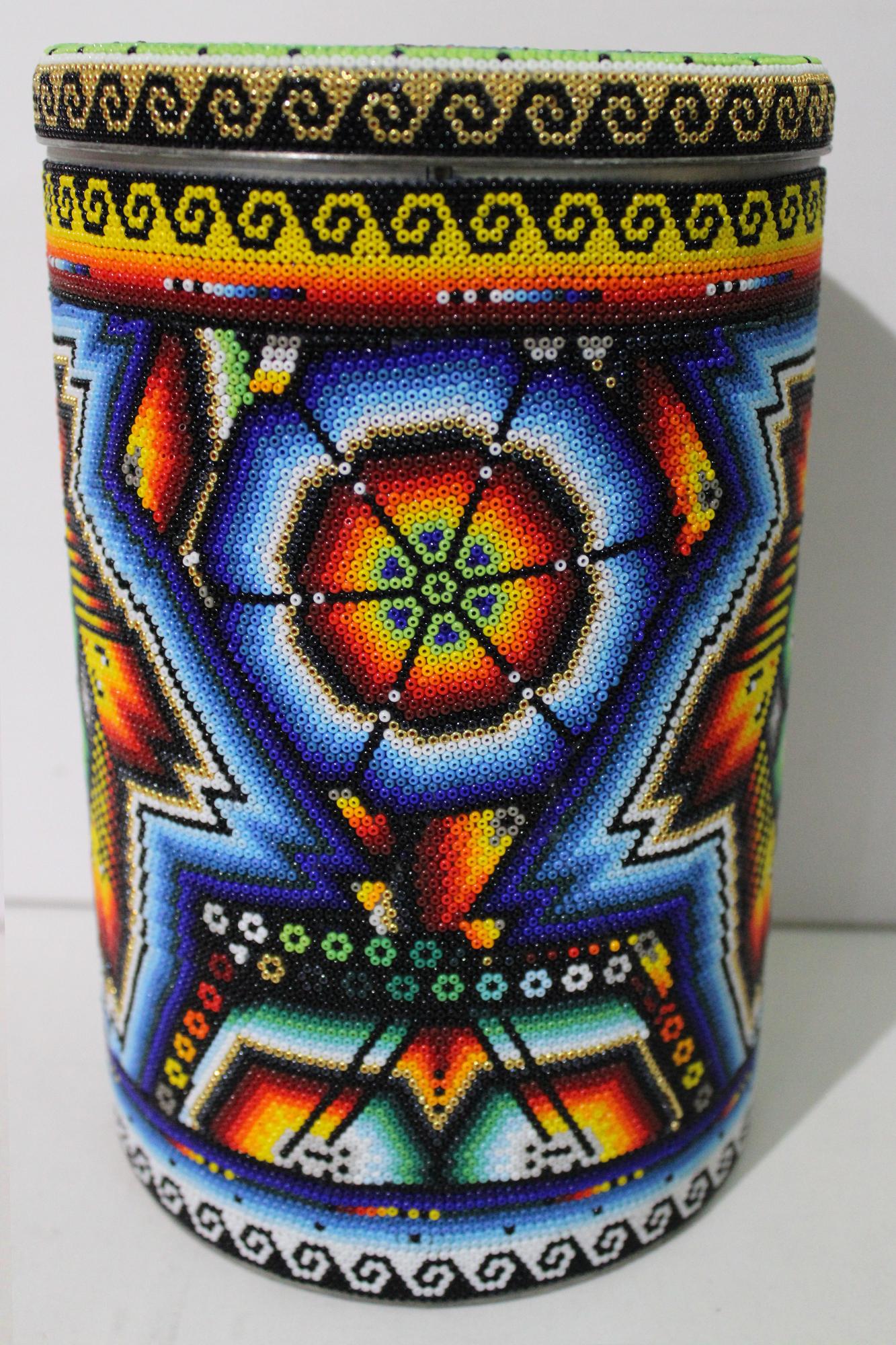 ALTERTATION ART . . est une Collaboration entre Rick Wolfryd, artiste et marchand d'art avec plus de 40 ans d'expérience, et divers artistes Huichol mexicains et studios d'art Huichol mexicain vers lesquels Rick a été attiré, après plus de 10 ans de