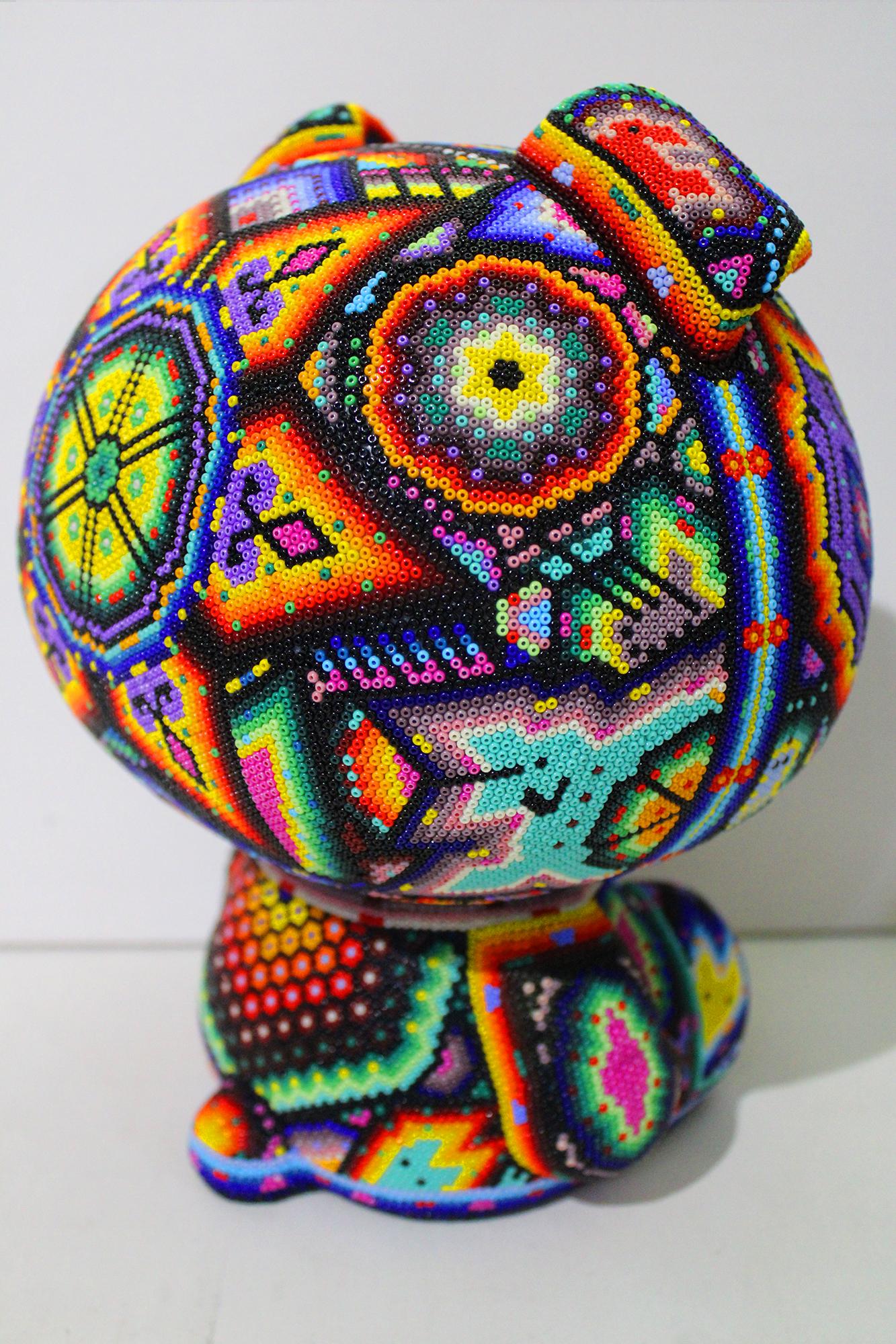 ALTERAZIONE DELL'ARTE . . è un processo di collaborazione tra Rick Wolfryd, artista e mercante d'arte con oltre 40 anni di esperienza, e vari artisti Huichol messicani e studi d'arte Huichol messicani da cui Rick è stato attratto dopo oltre 10 anni