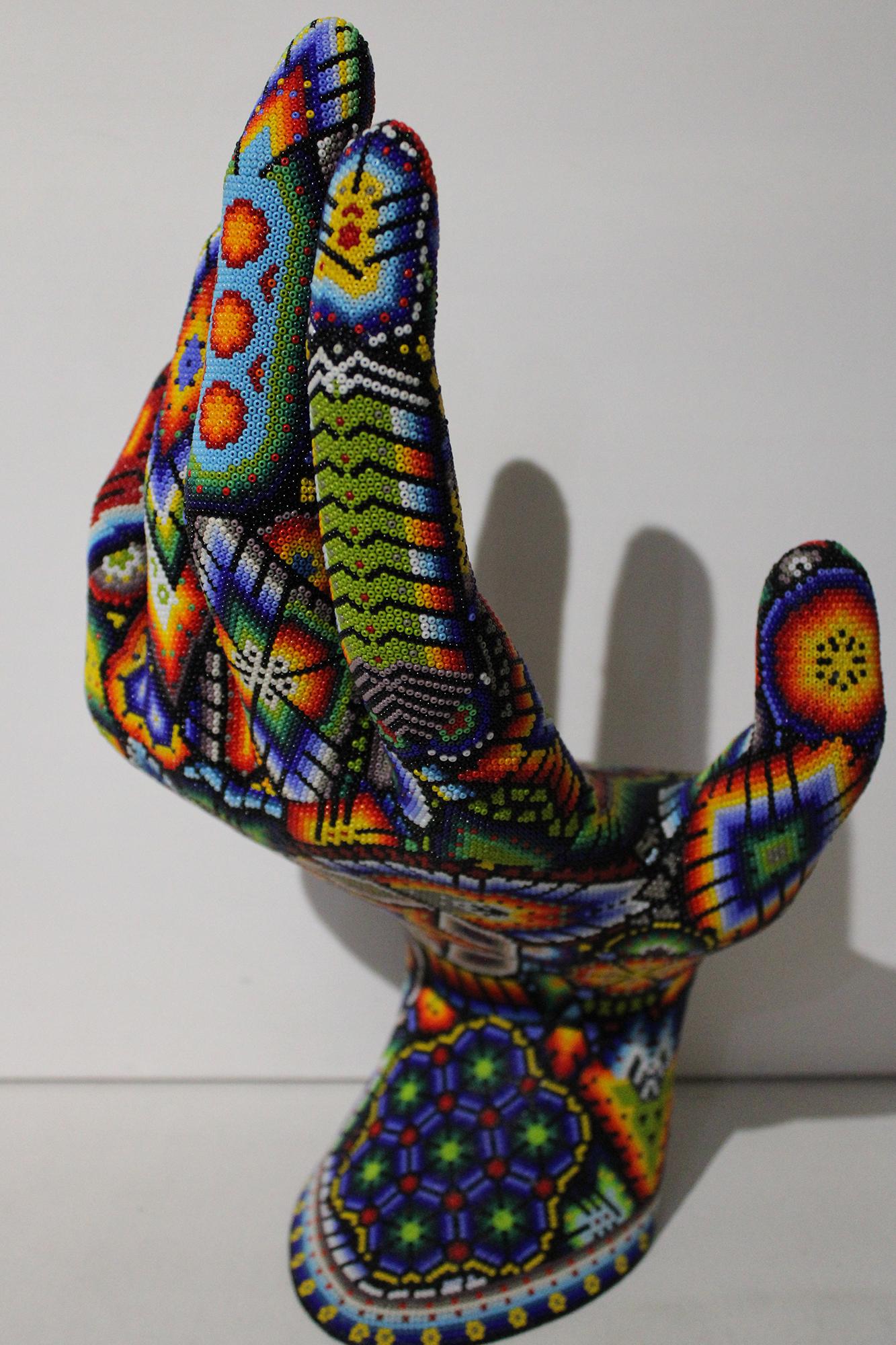 « Reaching Out II »  de la série ALTERATIONS Huichol des Mains Magiques  - Pop Art Sculpture par CHROMA aka Rick Wolfryd 