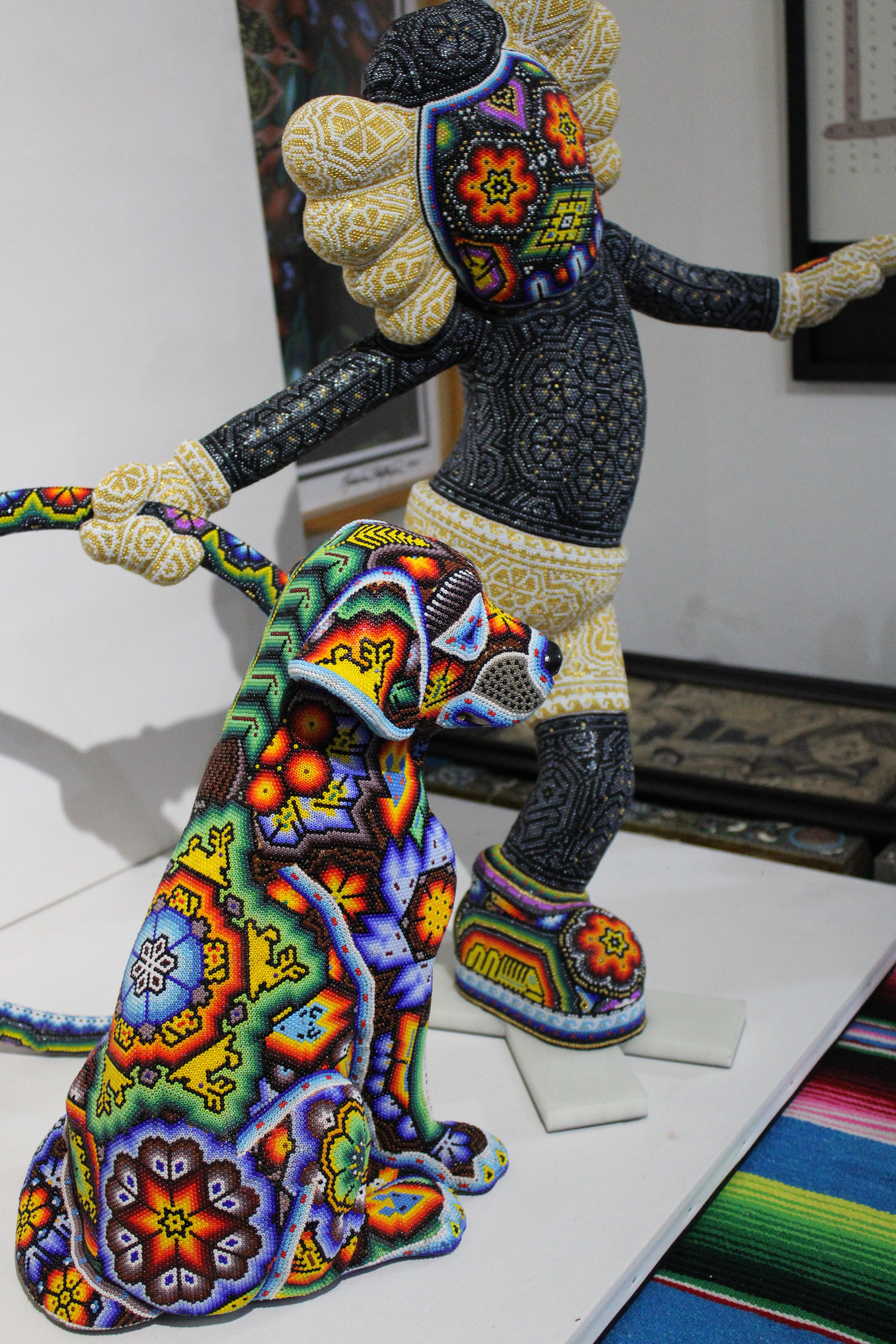 „Ring Master“ aus der Serie Huichol ALTERATIONS  – Sculpture von CHROMA aka Rick Wolfryd 