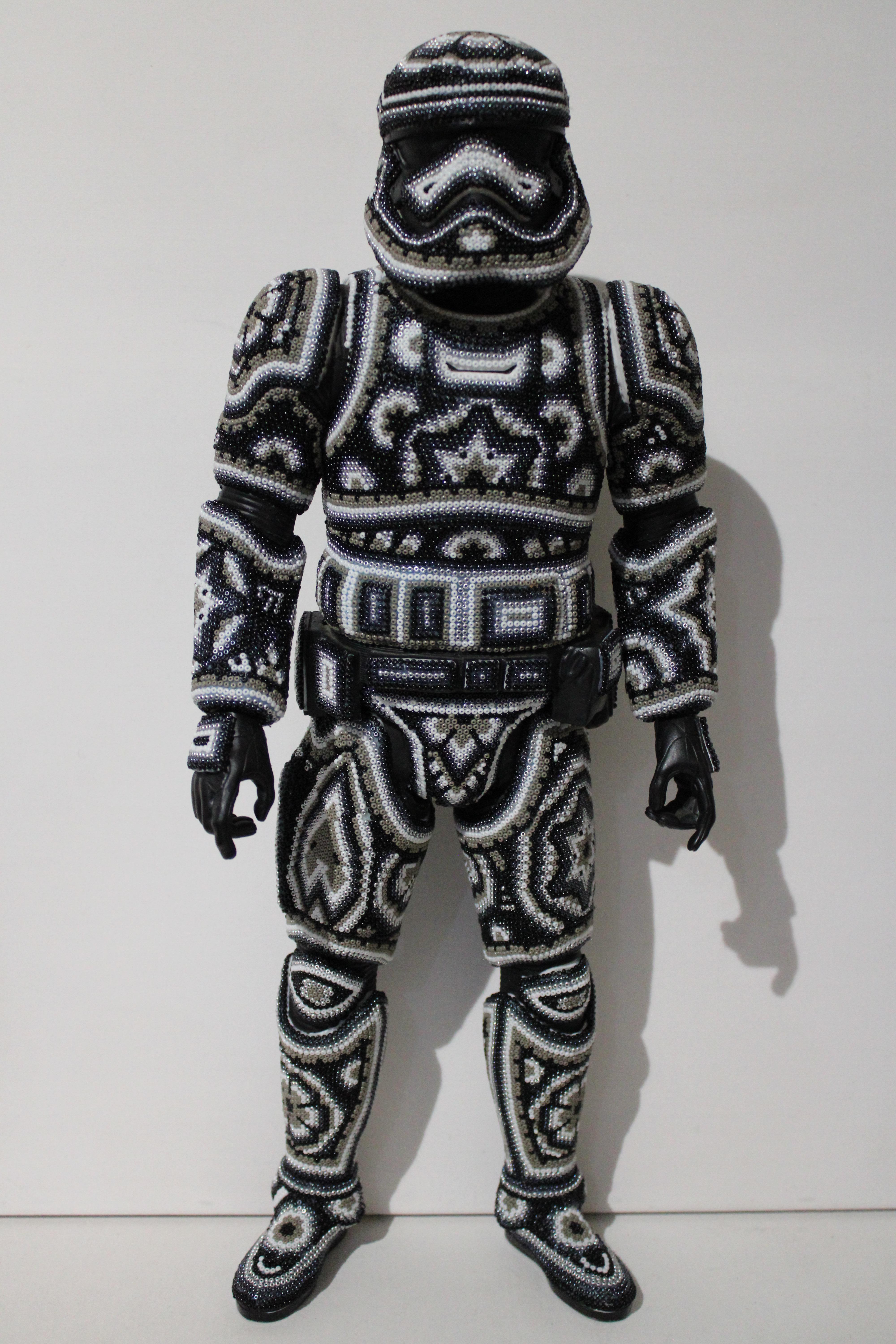 „Stormtrooper“ aus der Serie Huichol ALTERATIONS – Sculpture von CHROMA aka Rick Wolfryd 