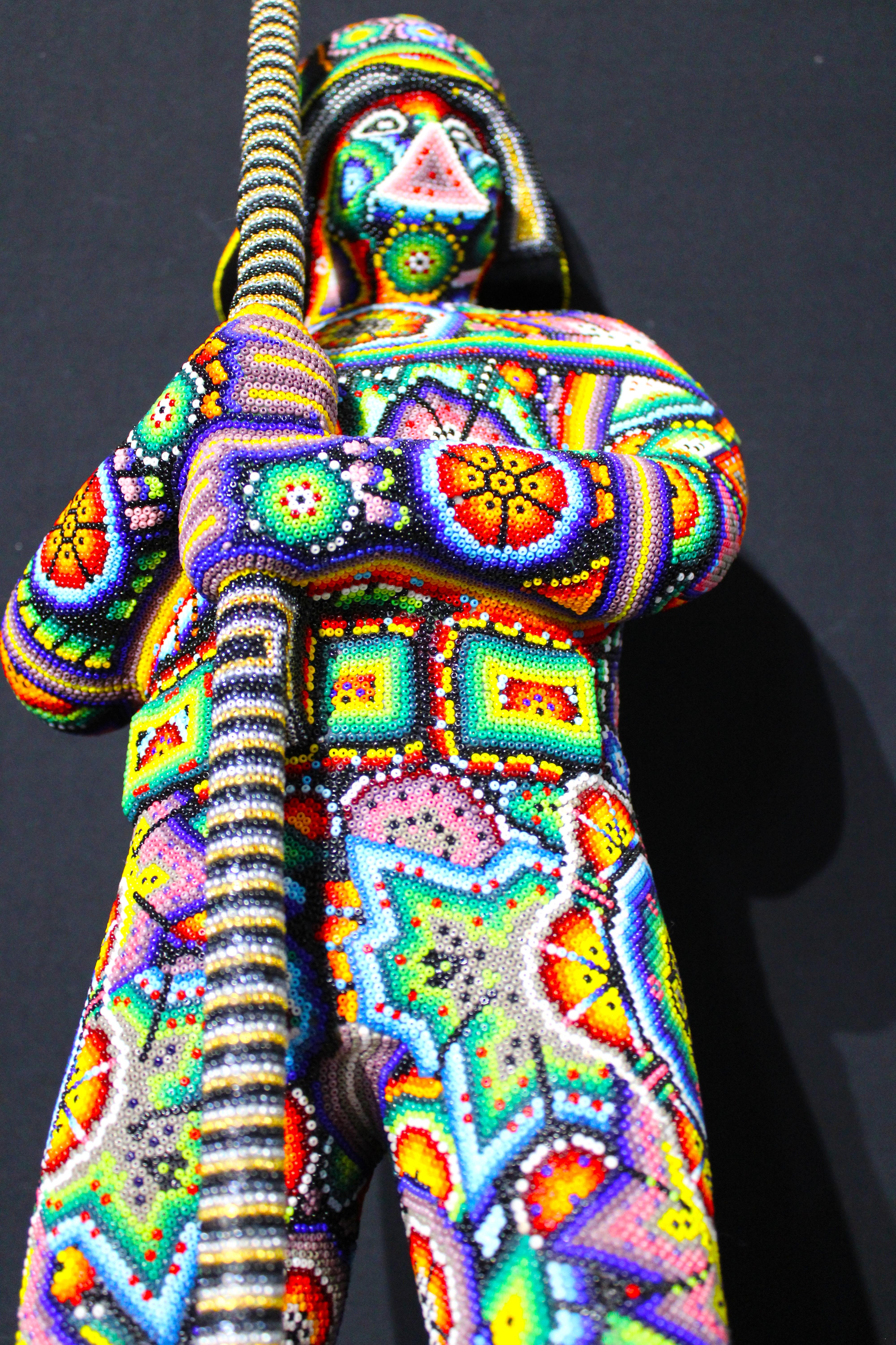 Darth Vader es uno de los personajes más icónicos de la saga Star Wars.
En esta preciada escultura puedes ver al personaje de una forma inusual. Lleno de color y complejos motivos, y conservando su Poder, Elegancia y Oscura Belleza

Darth Vader es