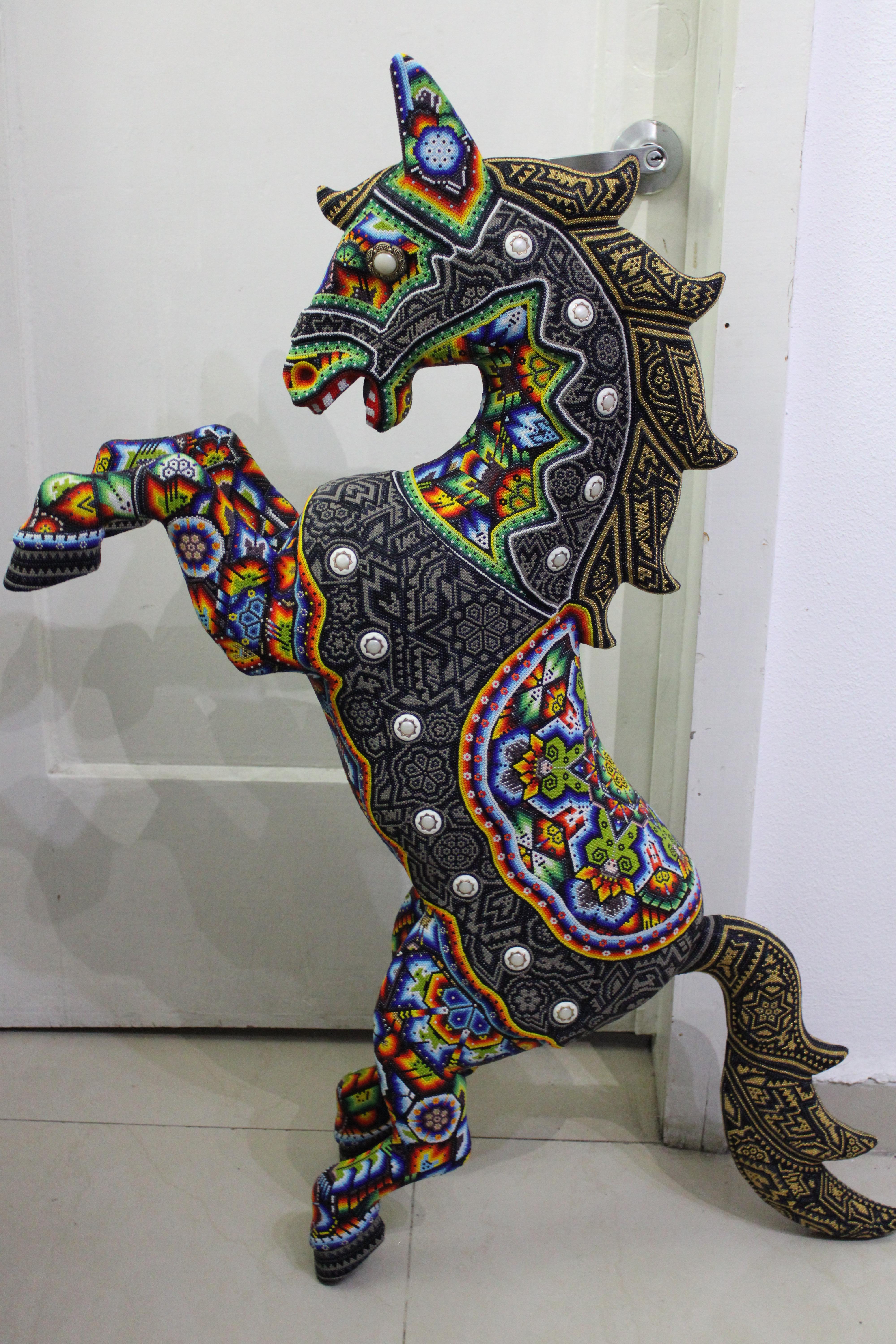 Série de manchons « WONDER HORSE » de Huichol Alterations - Sculpture de CHROMA aka Rick Wolfryd 