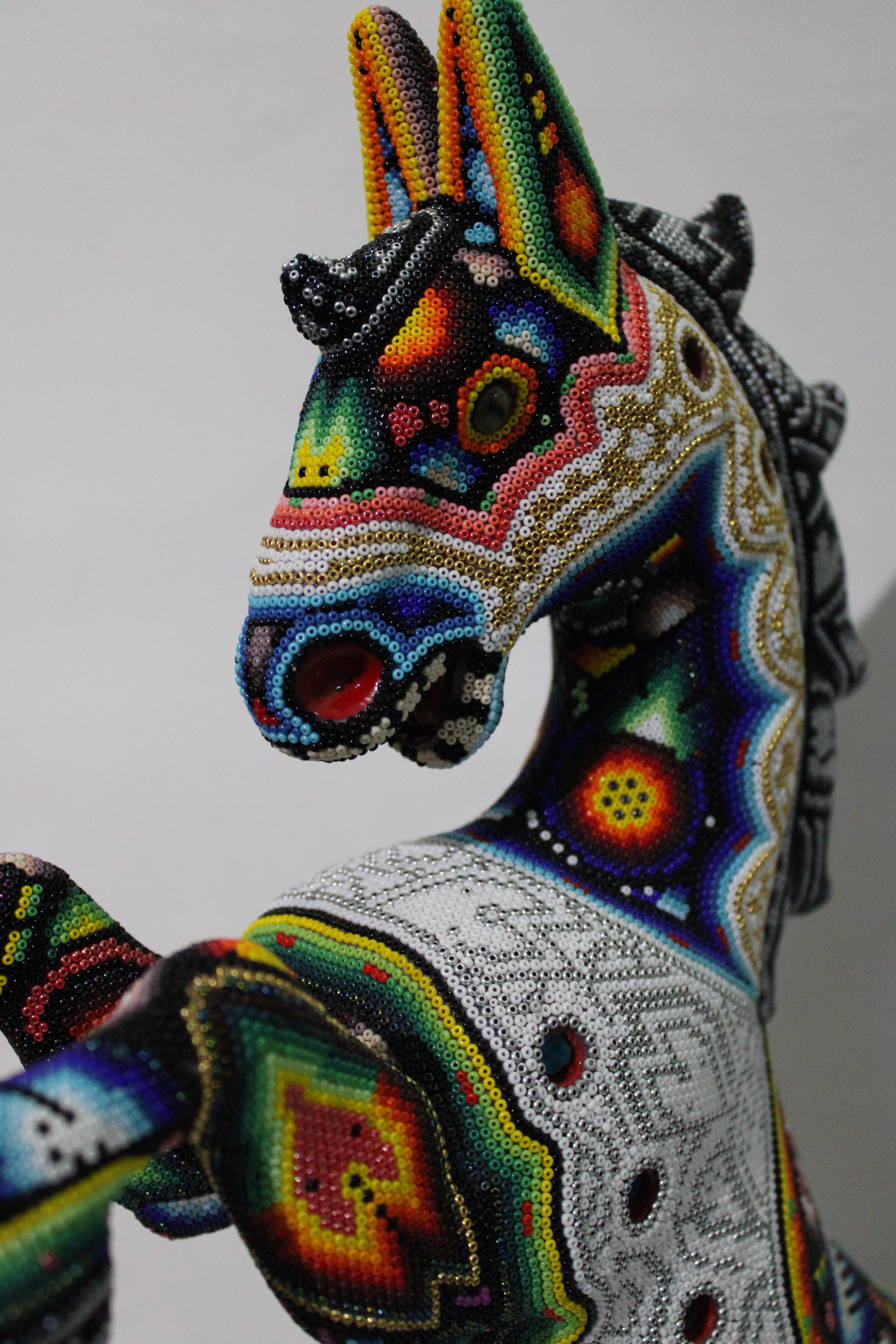 Série « WONDER HORSE Mini » de Huichol Alterations - Sculpture de CHROMA aka Rick Wolfryd 