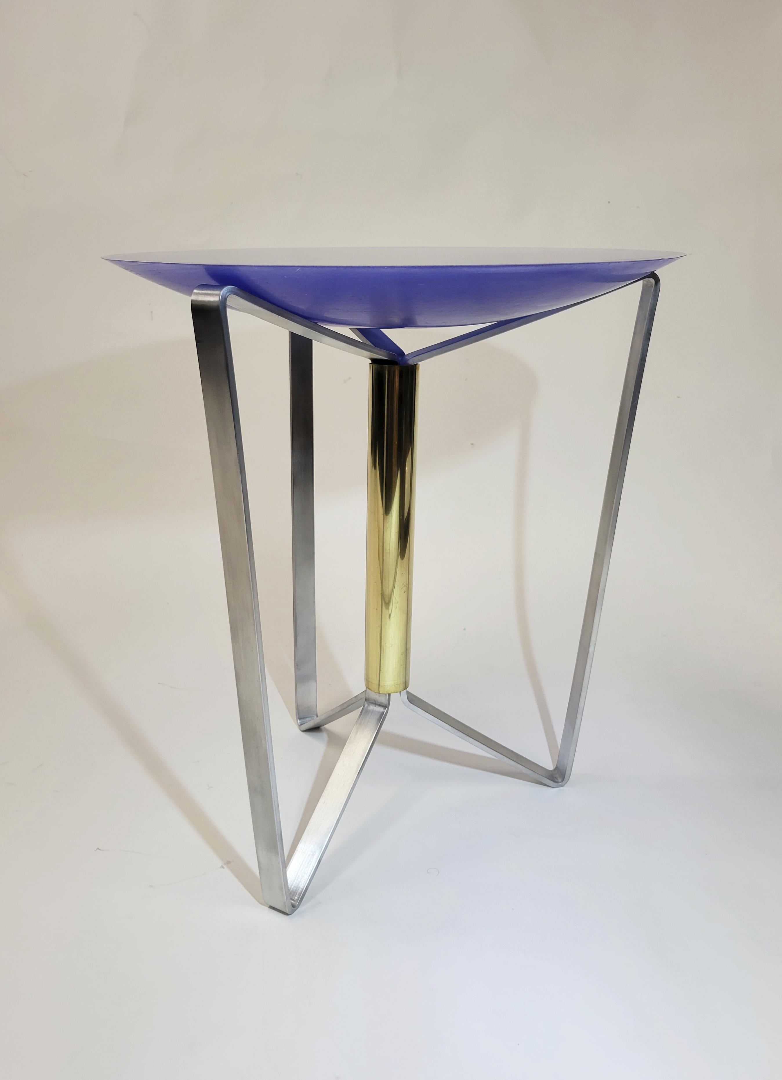 Chroma (Tanzanite Blue) est la deuxième table de la série de tables inspirées par les couleurs de Jason. Cette pièce est composée d'aluminium brossé, de laiton et de résine moulée. La couleur  inspirée d'un voyage de la créatrice dans ce pays