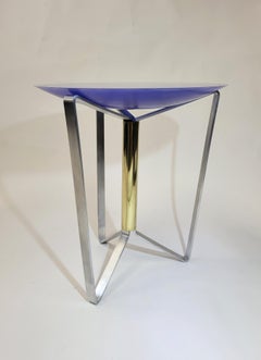 Chroma (azul tanzanita) una mesa auxiliar de Jason Robinson