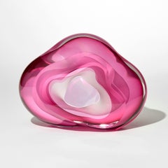 Chroma Vug in Pink, eine nebulöse mundgeblasene Glasskulptur von Samantha Donaldson