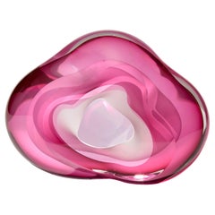 Chroma Vug in Pink, una nebulosa scultura in vetro soffiato di Samantha Donaldson