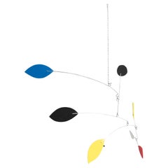 Chromatic Fusion: Kinetische Skulptur aus Eisen und Schaumstoff