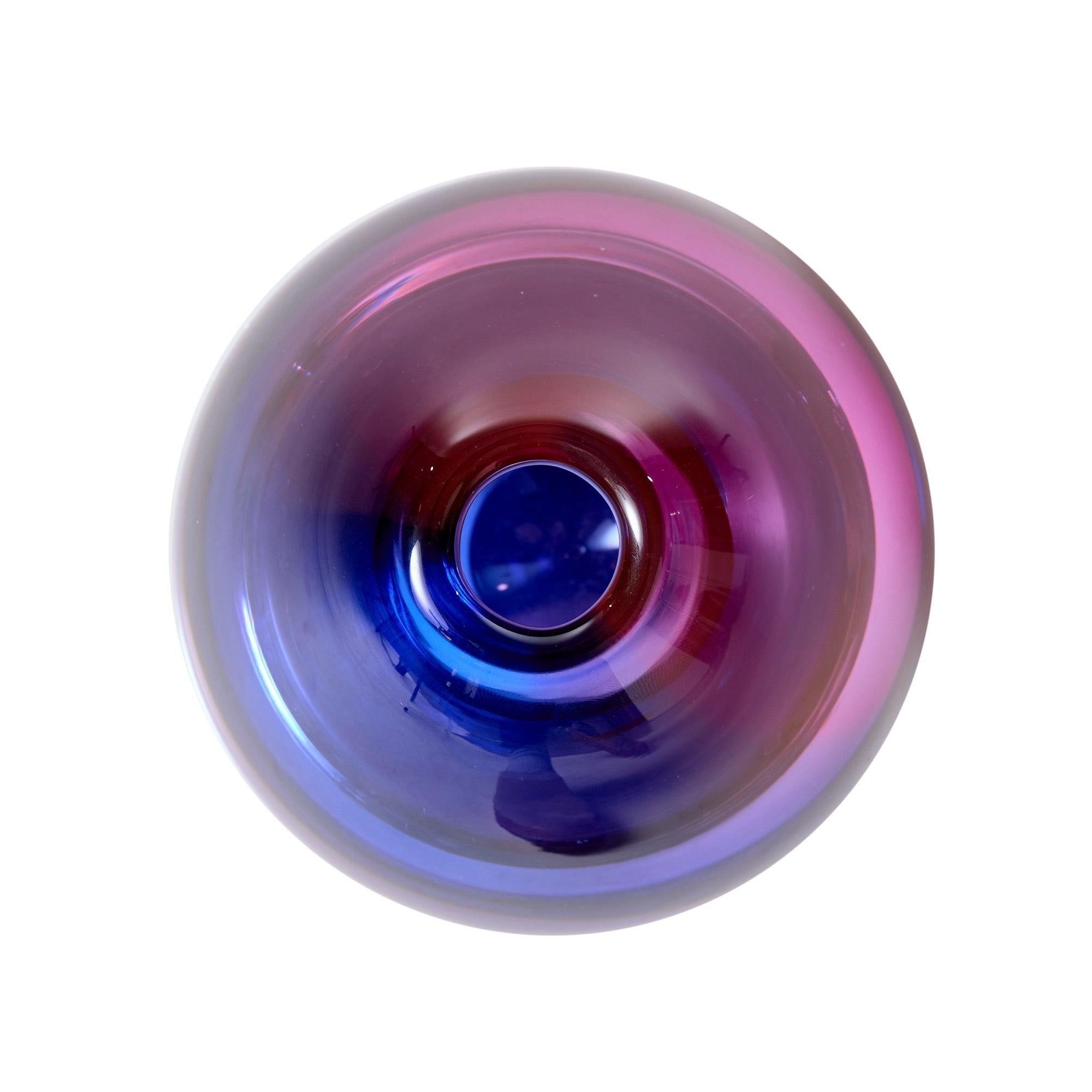 Vaso multicolore che illumina diverse tonalità da molteplici angolazioni