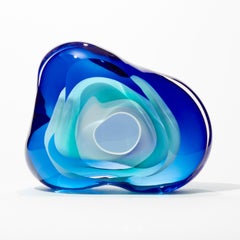 Jarra cromática en azul y esmeralda, obra de vidrio geoda de Samantha Donaldson