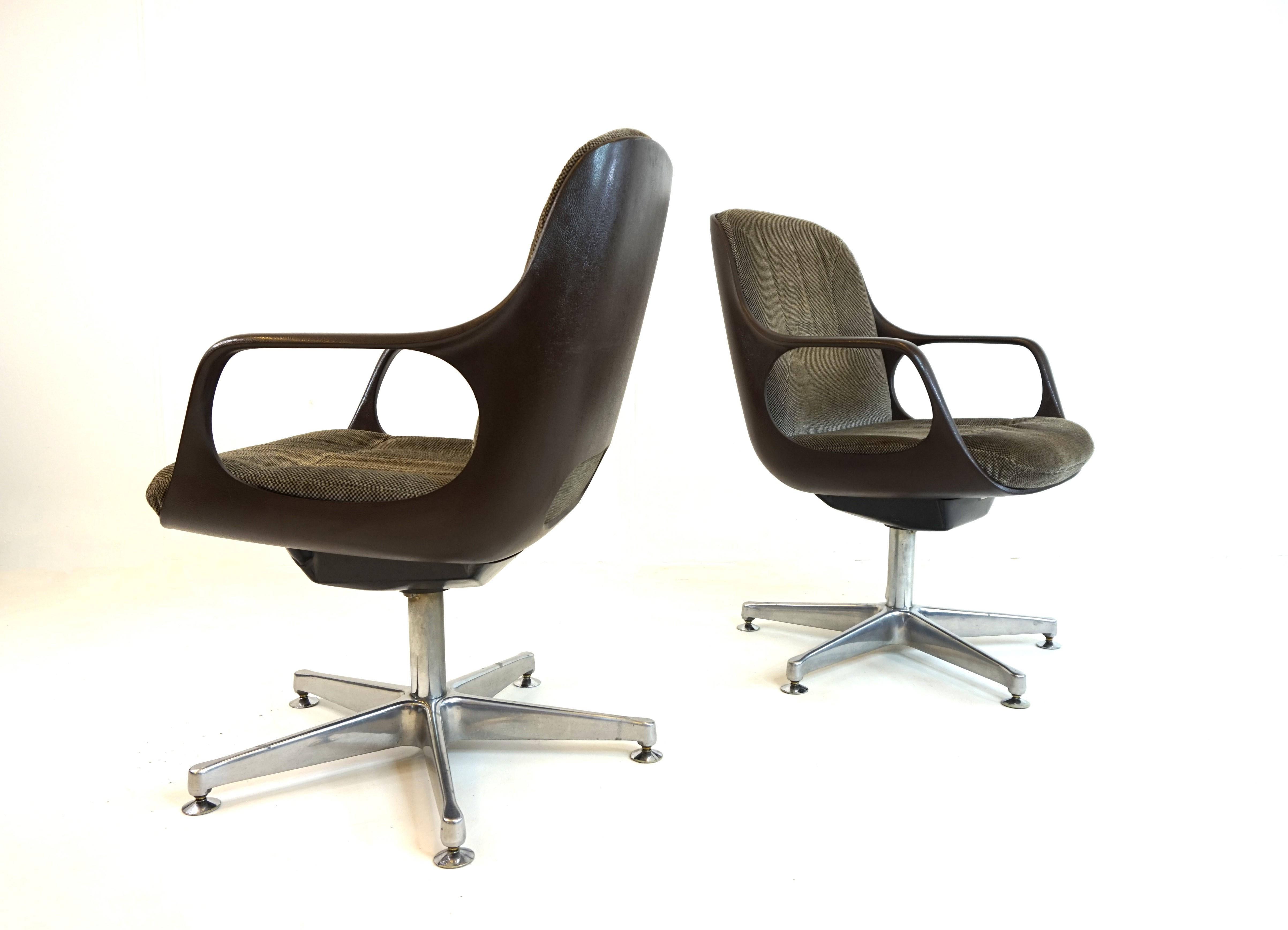 Well-preserved set of 2 office/dining room chairs from the well-known manufacturer Chromcraft. The brown velor fabric of the chairs, as well as the brown plastic shells, are in good condition with slight signs of wear. The solid chrome-plated metal