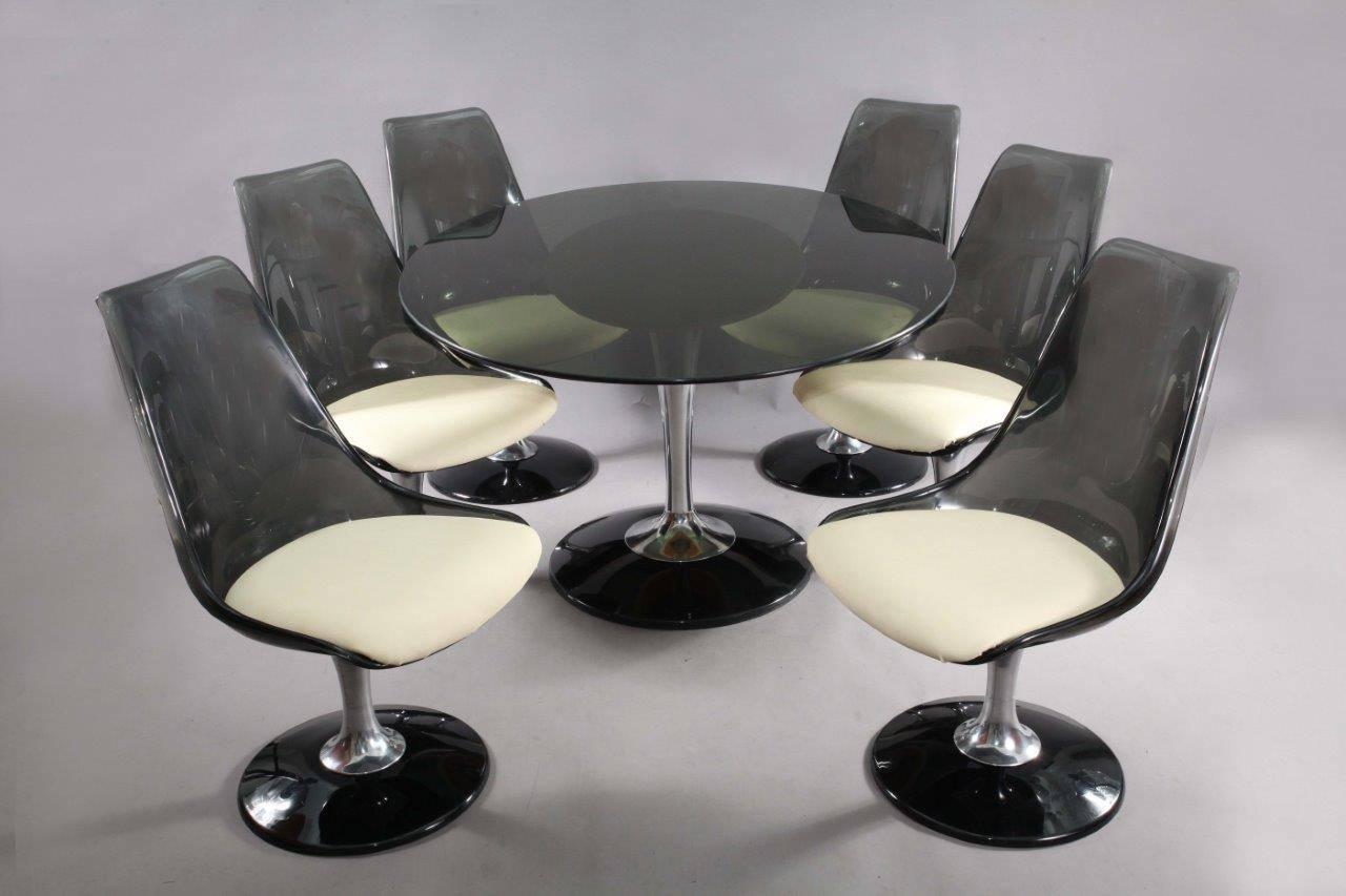 Dining room set oval table with six swiveling tulip chairs,
Chromcraft 1970.
chrombase,
oval tulip table with smoke glass top.
table: widht 150cm, depht 115, height 75cm