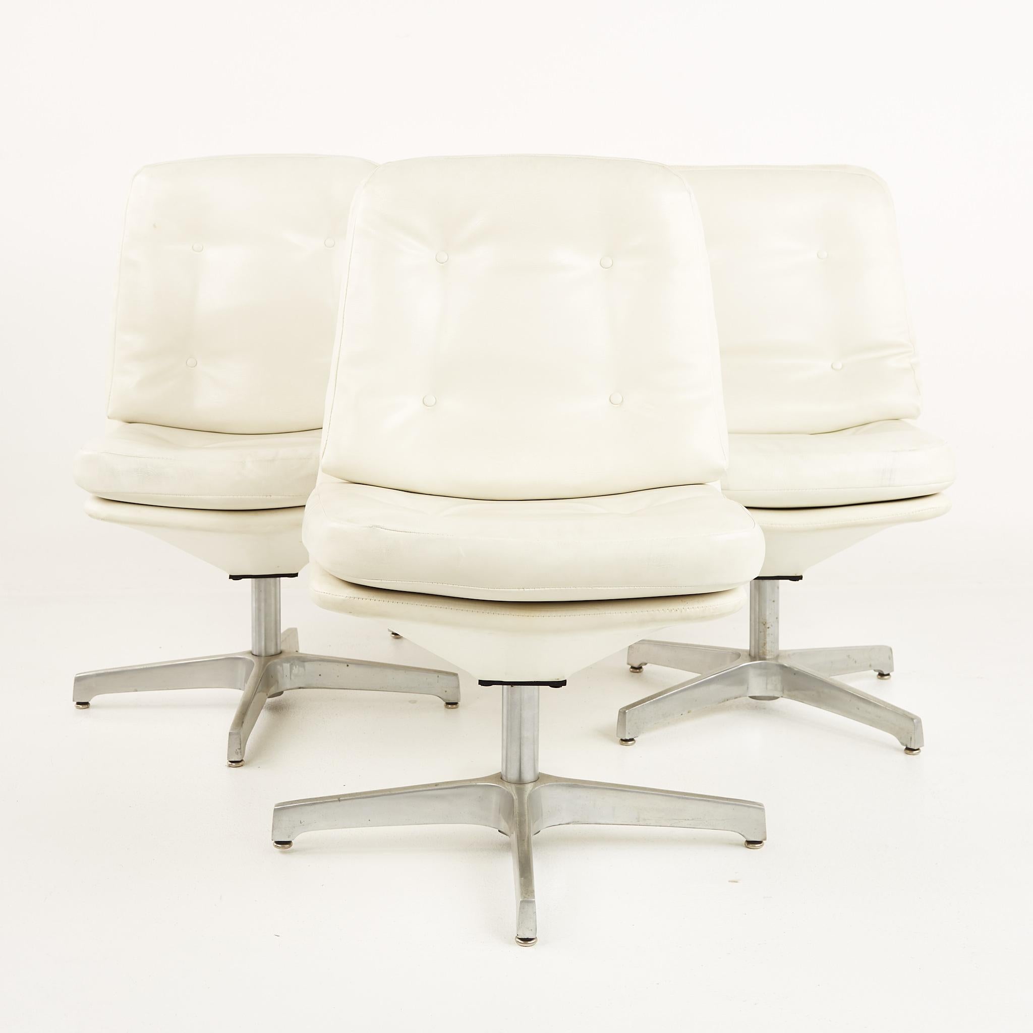 Chromcraft style mid century white vinyl and aluminum tufted swivel dining chairs - set of 4

Each chair measures: 21 wide x 25 deep x 32.5 inches high, with a seat height of 17.5 inches

All pieces of furniture can be had in what we call
