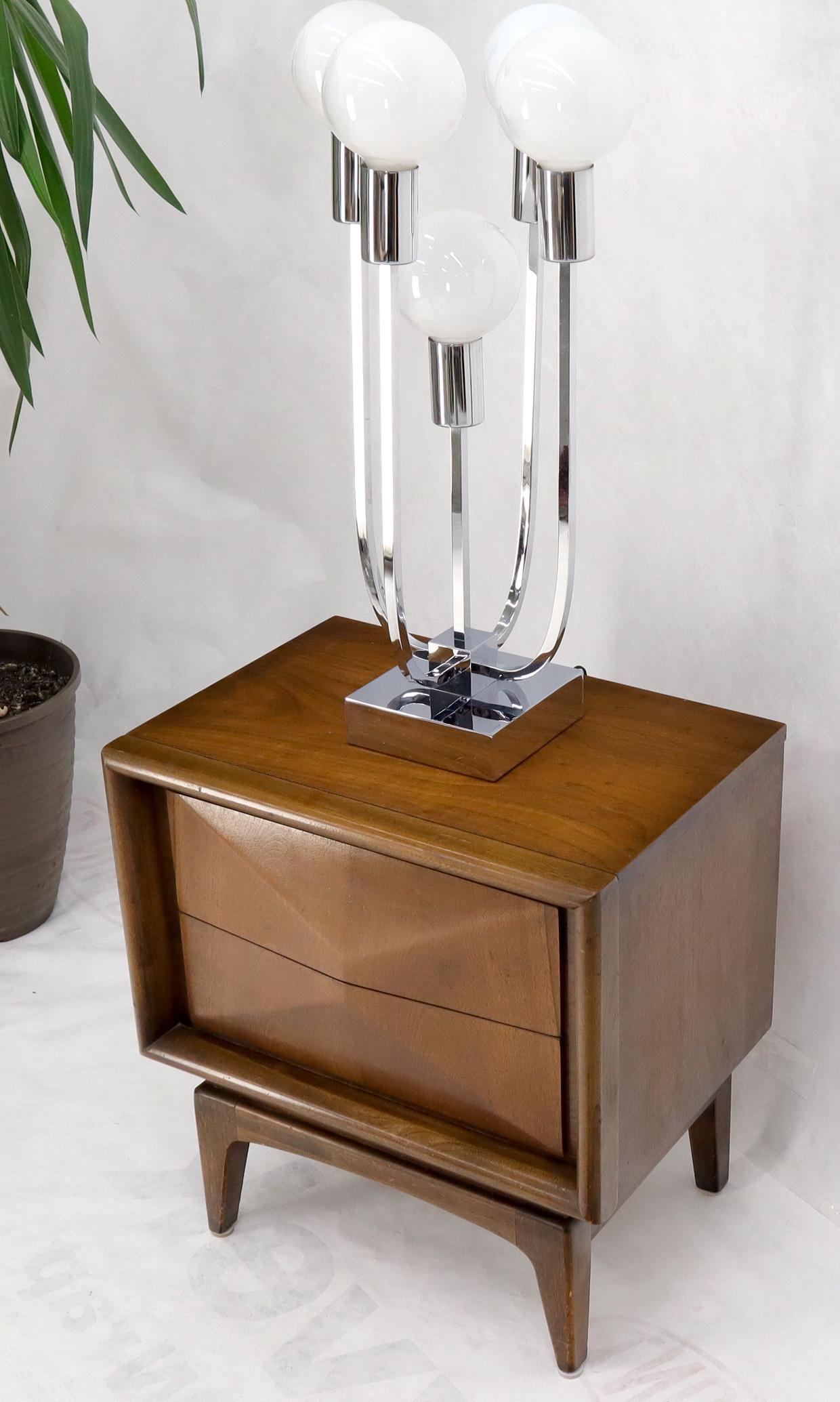 Moderne Mid-Century-Tischlampe aus Chrom und 5 Milchglaskugeln im Angebot 4