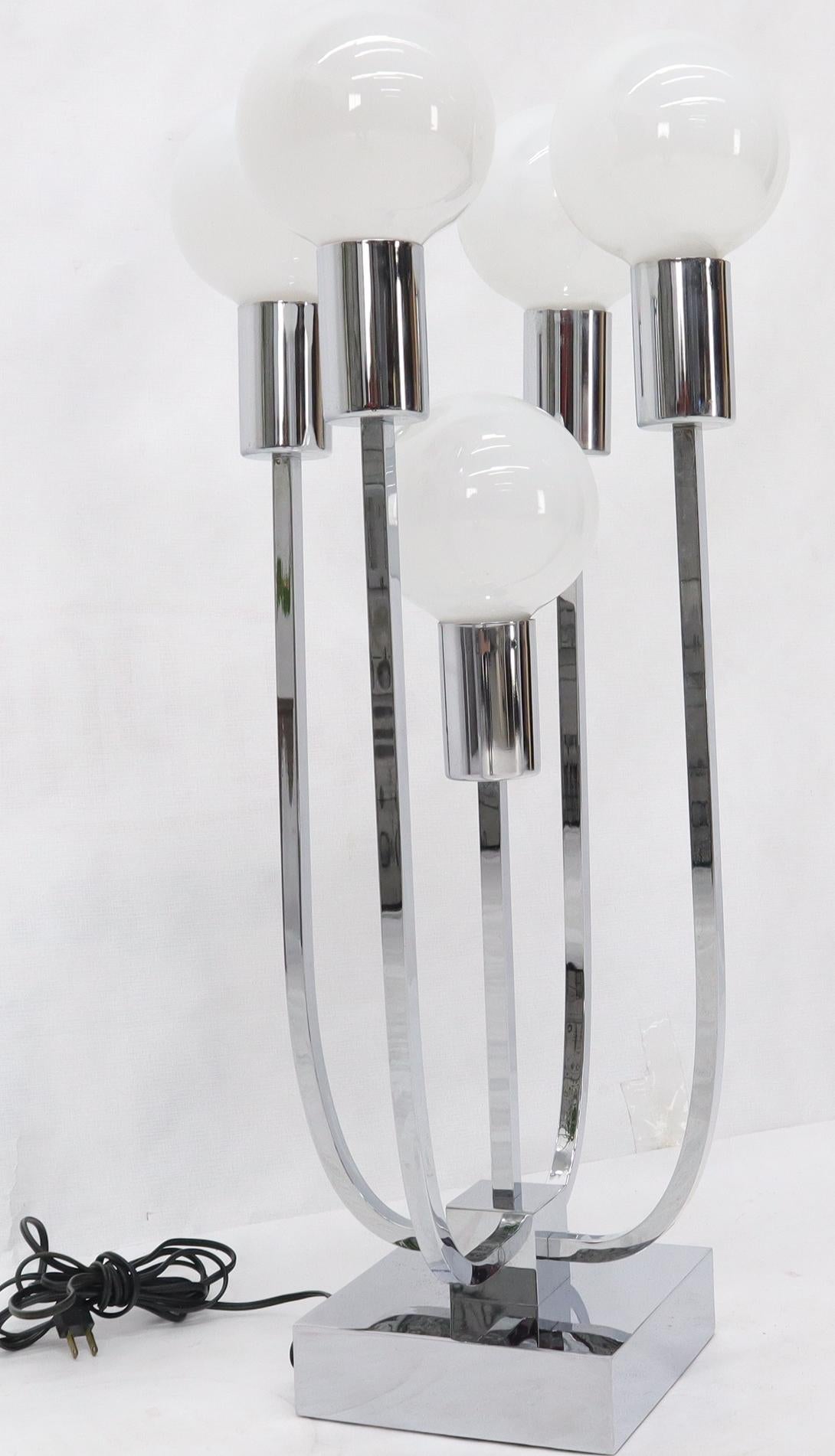 Moderne Mid-Century-Tischlampe aus Chrom und 5 Milchglaskugeln (amerikanisch) im Angebot