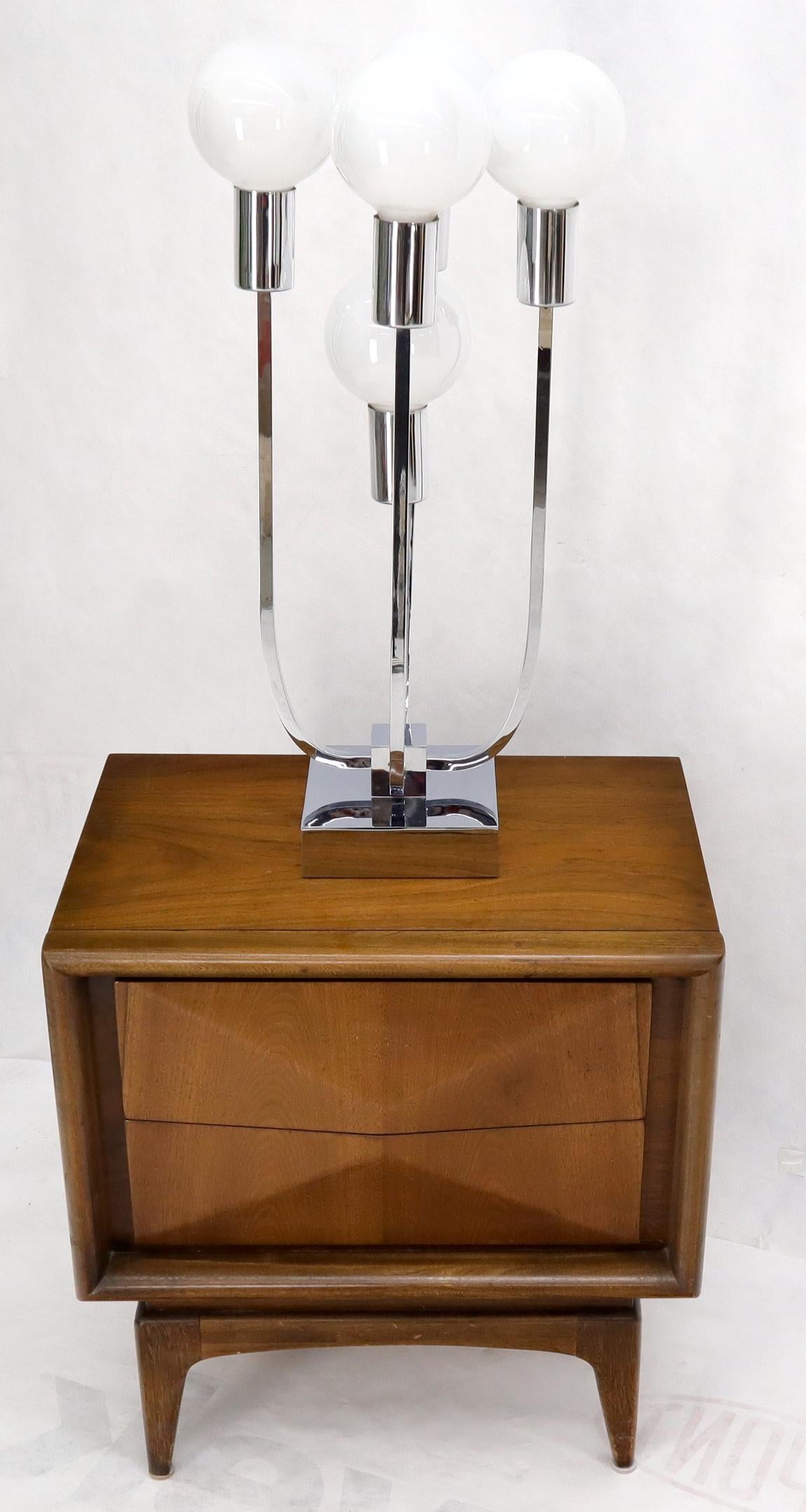 Moderne Mid-Century-Tischlampe aus Chrom und 5 Milchglaskugeln im Angebot 3