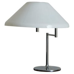 Lampe pivotante en chrome et acrylique attribuée à Swiss Lamps International, années 1960