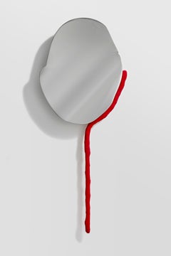 Specchio da parete in alluminio cromato con dettaglio scultoreo, Guardami guardandoti