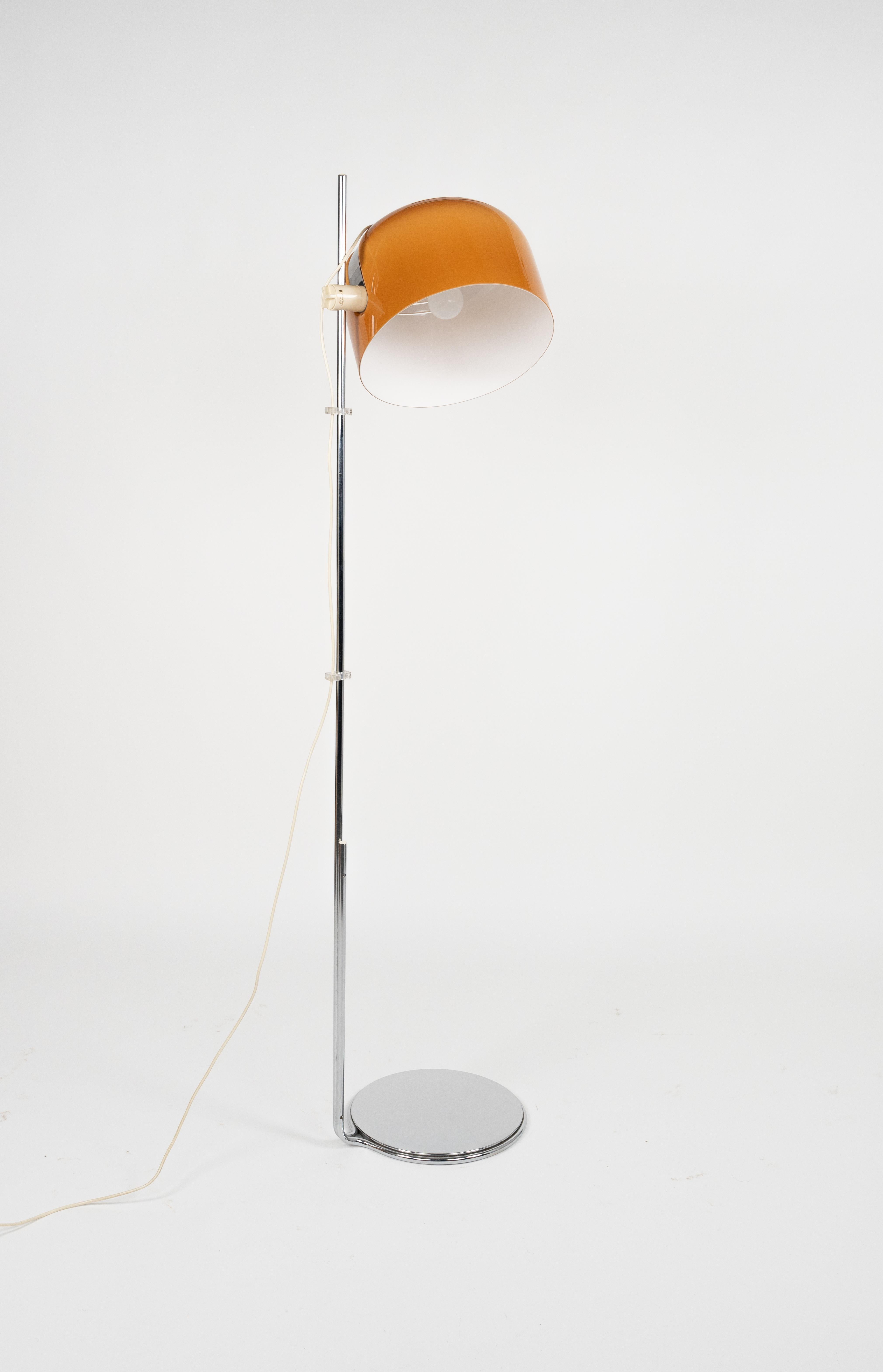 Midcentury amazing adjustable floor lamp in metal chrome and acrylic salmon colored by Luigi Massoni for Harvey Guzzini.

Made in Italy in the 1960s.


Luigi Massoni was given the task of developing and coordinating the image of the products for the