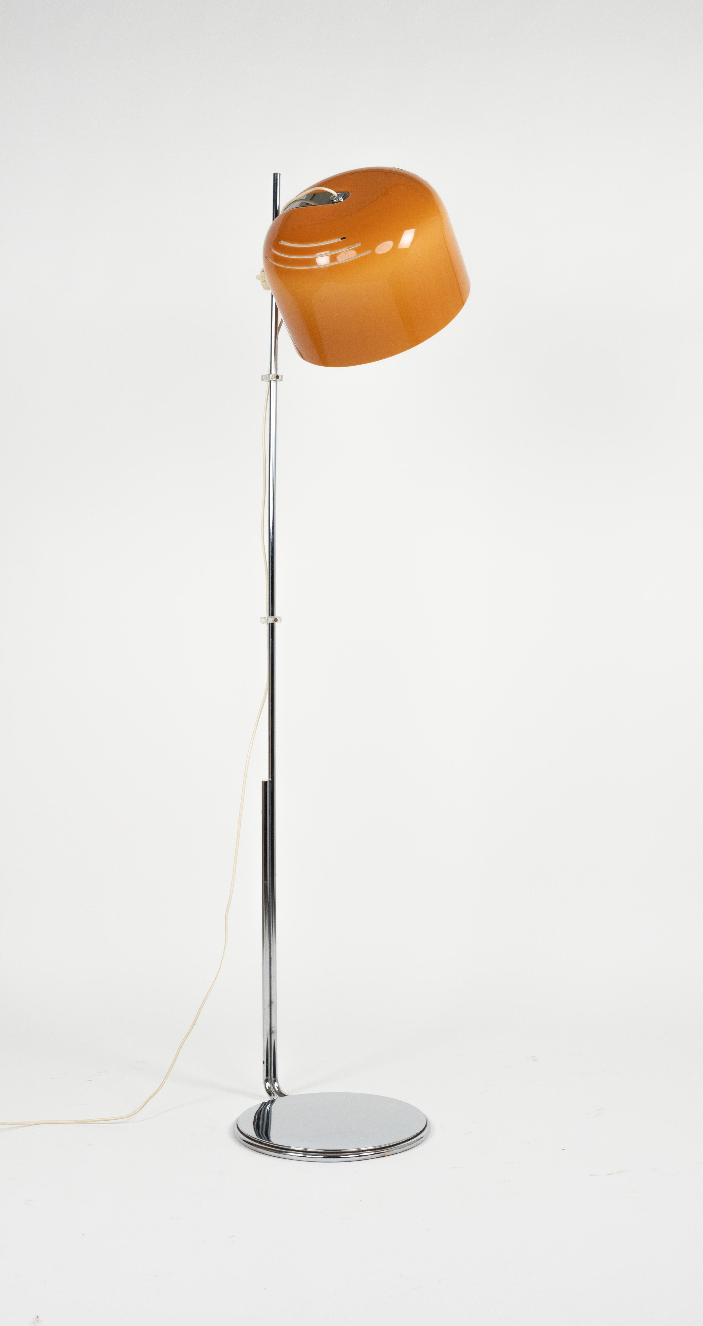 Chrome and Acrylic Floor Lamp by Luigi Massoni for Harvey Guzzini, Italy 1960s In Good Condition For Sale In Rome, IT
