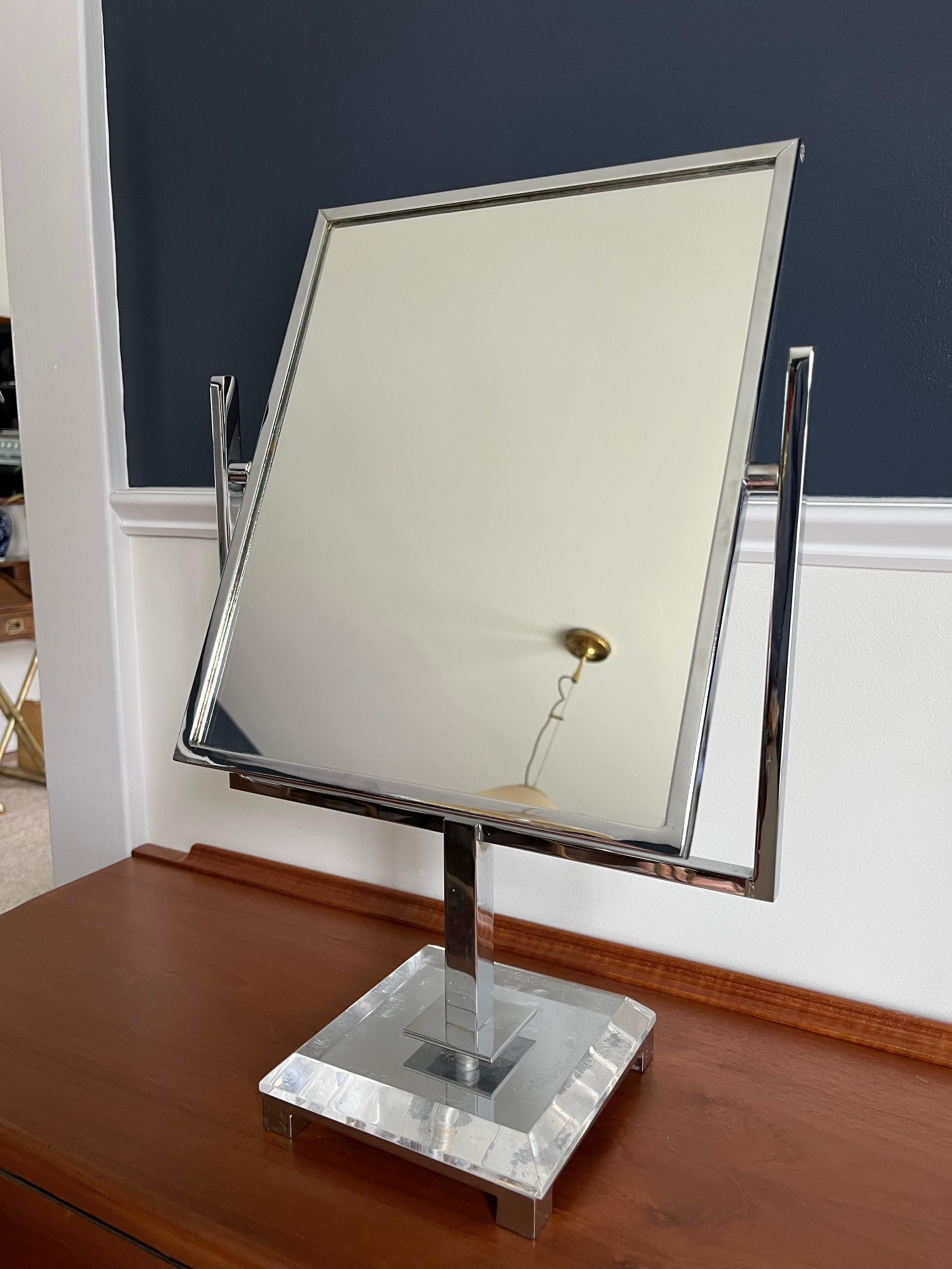 Espejo de tocador de doble cara y forma rectangular diseñado por Charles Hollis Jones en la década de 1960.