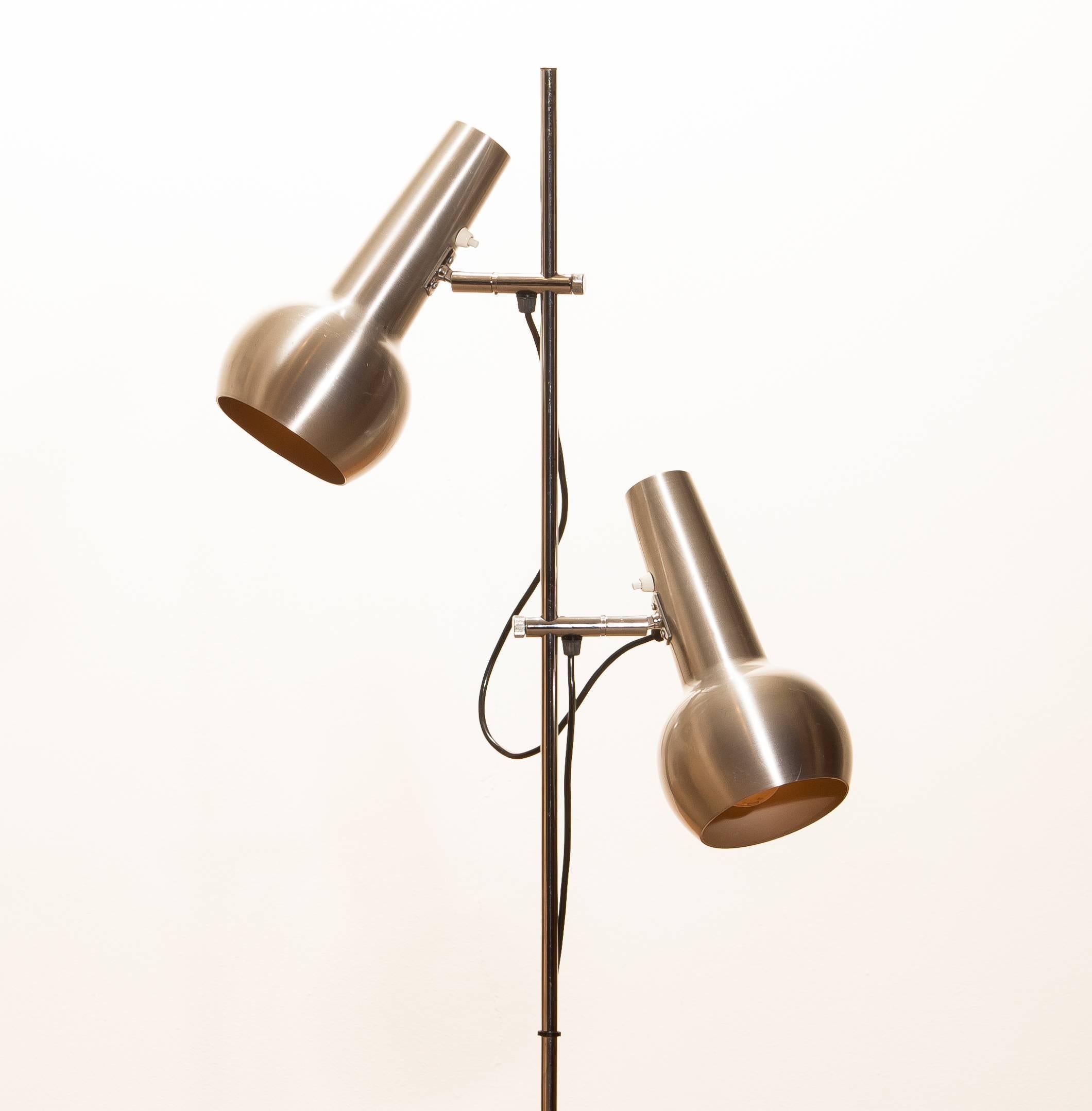 Typical 1970s floor lamp with two big adjustable heads in chrome and aluminium combination and made by Koch & Lowy, 1970s.
In good condition and technical 100%.
Both lamps / shades are with switch provided.

Period: 1970s
The dimensions are 140